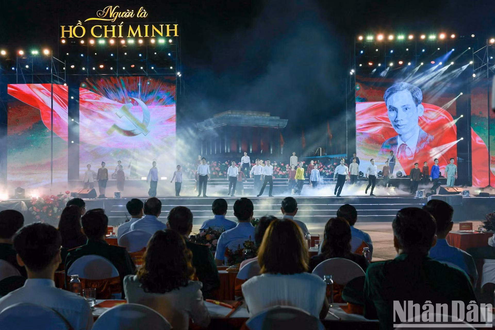 Художественные номера были тщательно поставлены, объединяя традиционные и современные элементы — вокально-танцевальные выступления, театрализованные сцены и технологии 3D mapping, что подчёркивало ключевые моменты и делало программу особенно выразительной.