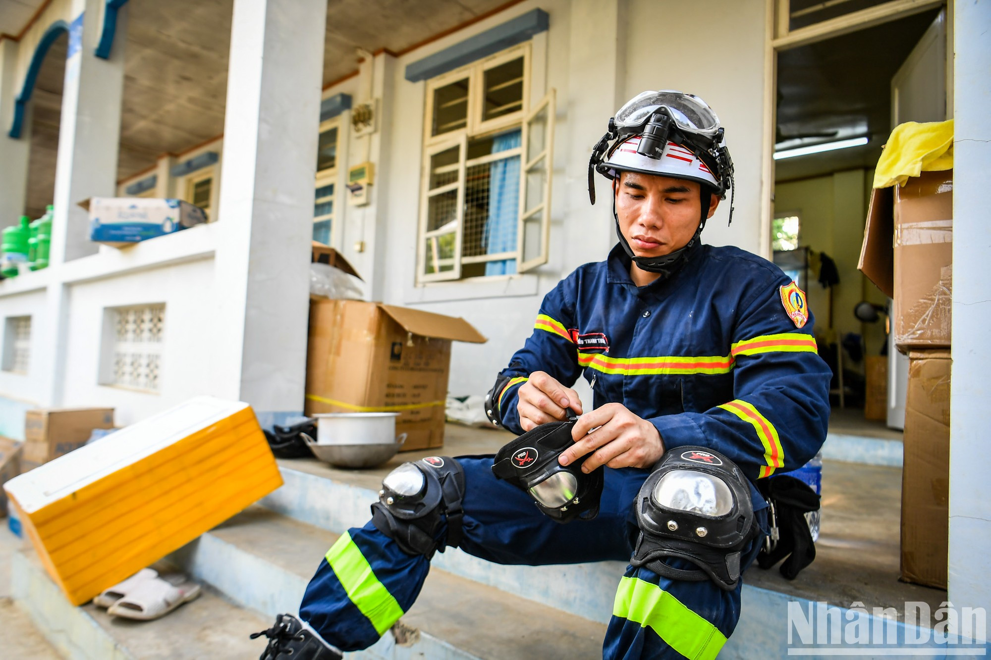 Сотрудники подготавливают костюмы и экипировку для сложного рабочего дня. Сотрудники подготавливают костюмы и экипировку для сложного рабочего дня.