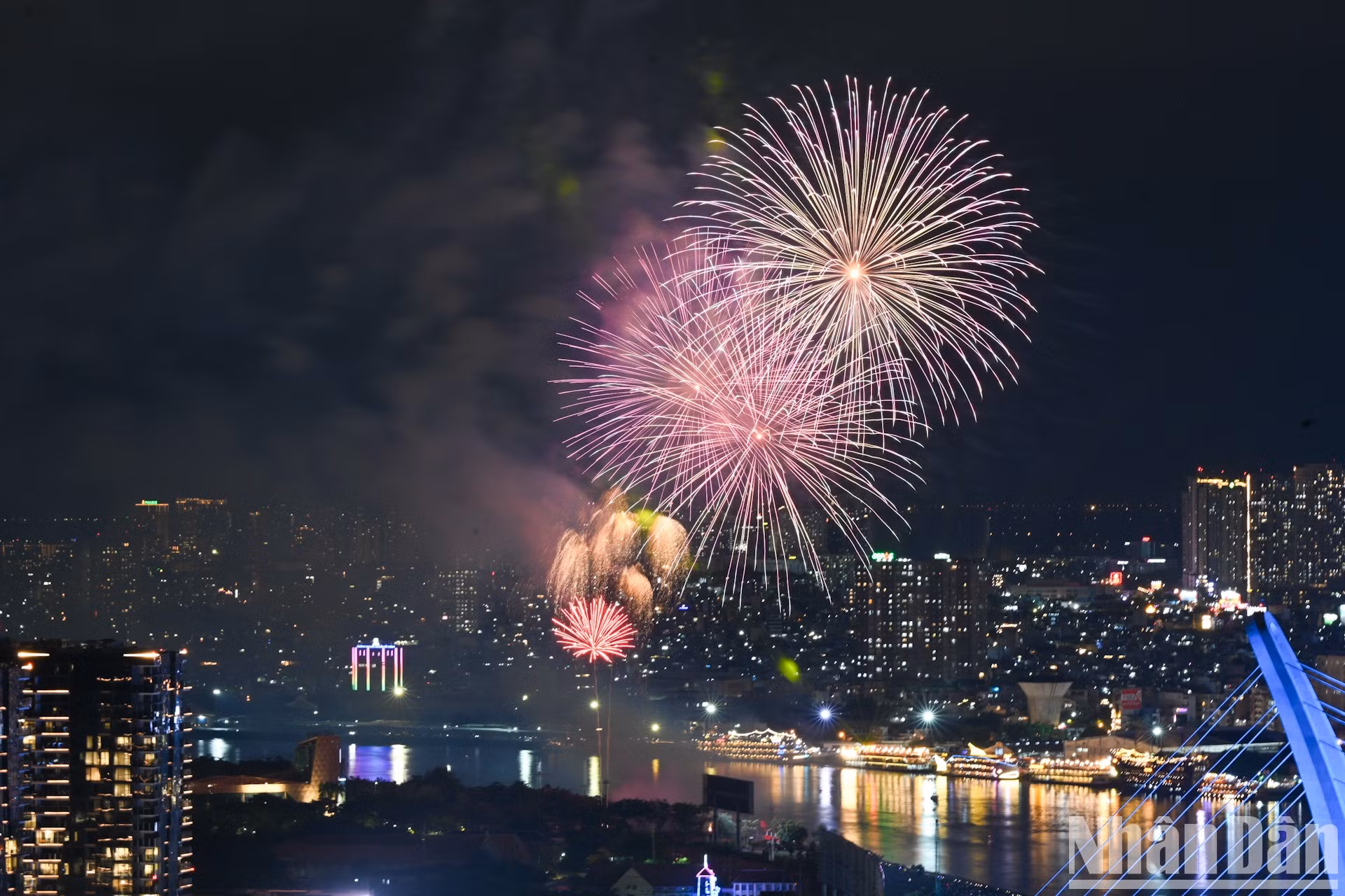 Вечером 30 апреля город организует фейерверк с 21:00 до 21:15 на двух площадках для высотного запуска и на 28 площадках для низового запуска. Высотные площадки будут расположены у входа в туннель через реку Сайгон (город Тхудык) и у мемориального храма Бензыок (уезд Кутьи).