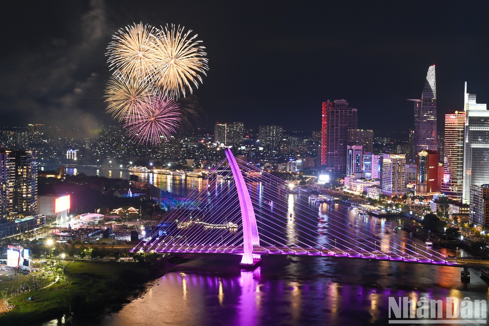 Художественный фейерверк проходил с 21:30 до 21:40.