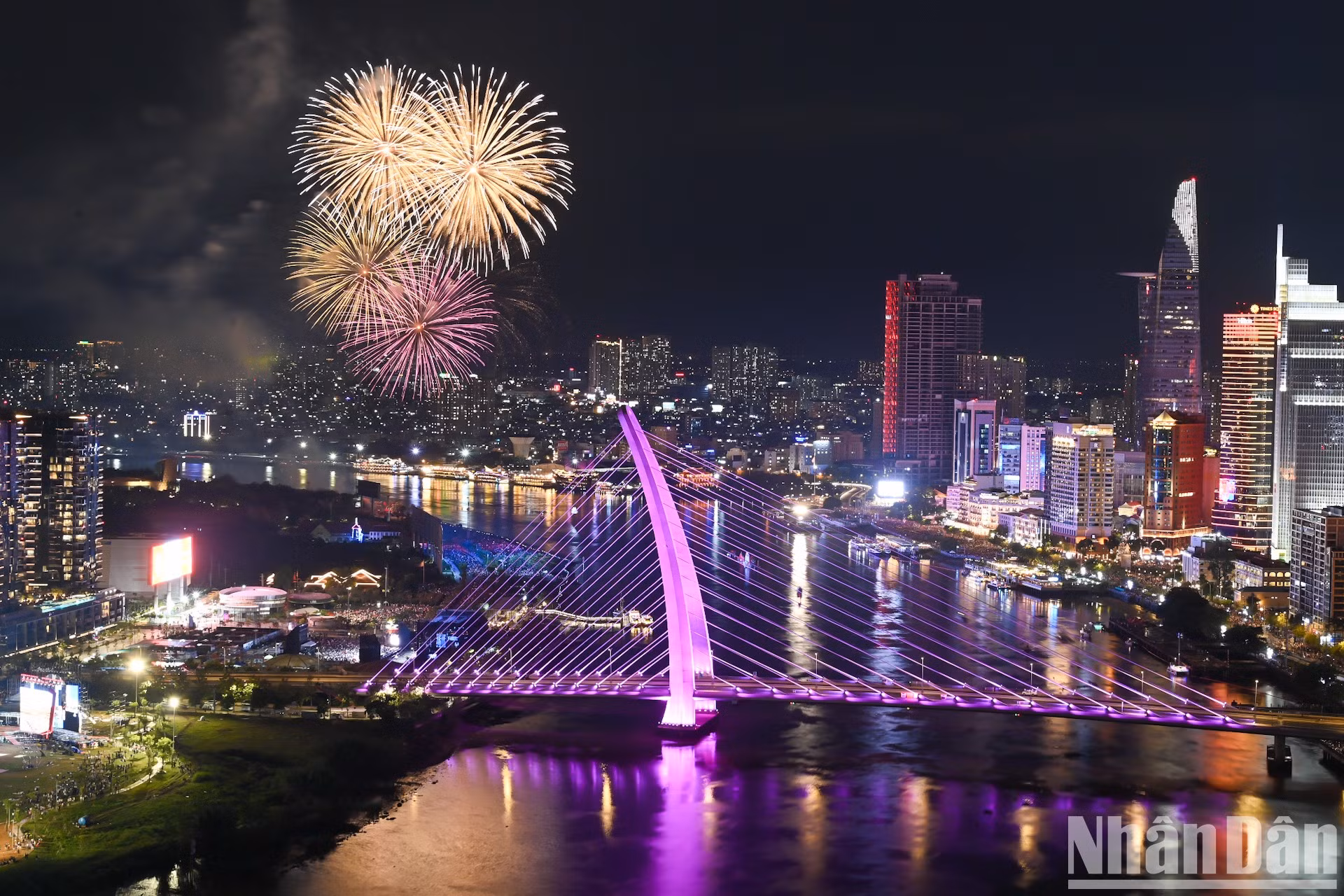 Художественный фейерверк проходил с 21:30 до 21:40.