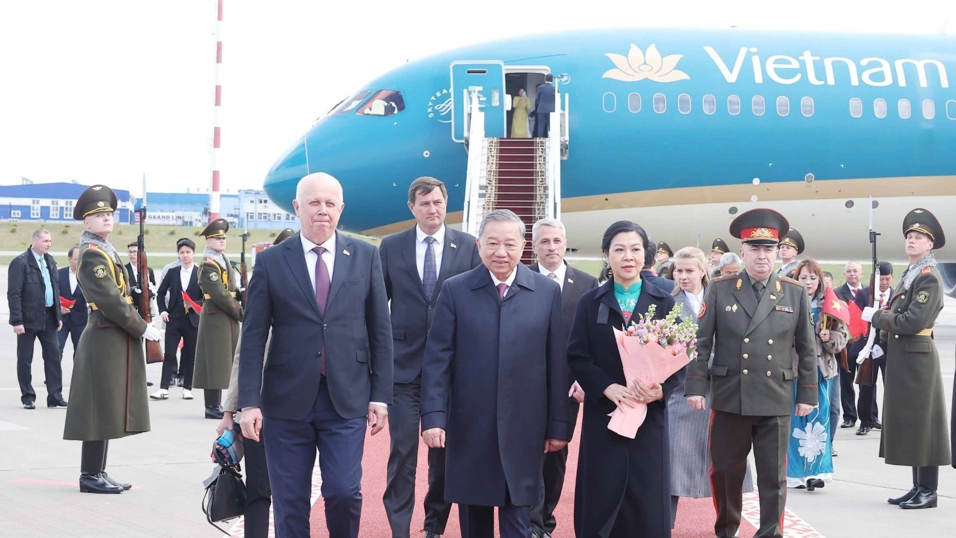 Церемония встречи Генерального секретаря ЦК КПВ То Лама и его супруги в международном аэропорту Минска. Фото: ВИА