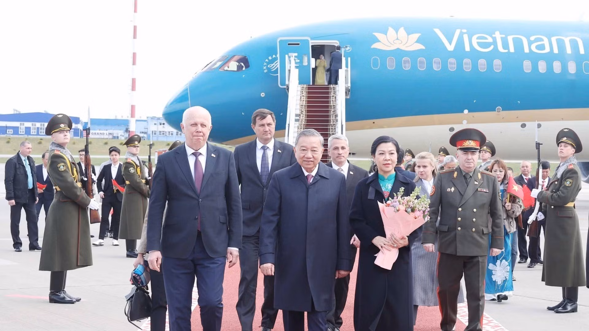 Церемония встречи Генерального секретаря ЦК КПВ То Лама и его супруги в международном аэропорту Минска. Фото: ВИА