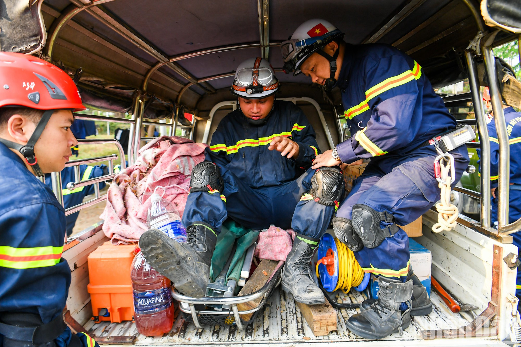 Погрузив оборудование на транспортное средство, весь отряд отправляется к месту работы. Местом поиска на этот раз является отель «Jade City» (городок Покебатири, Нейпьидо). Погрузив оборудование на транспортное средство, весь отряд отправляется к месту работы. Местом поиска на этот раз является отель «Jade City» (городок Покебатири, Нейпьидо).