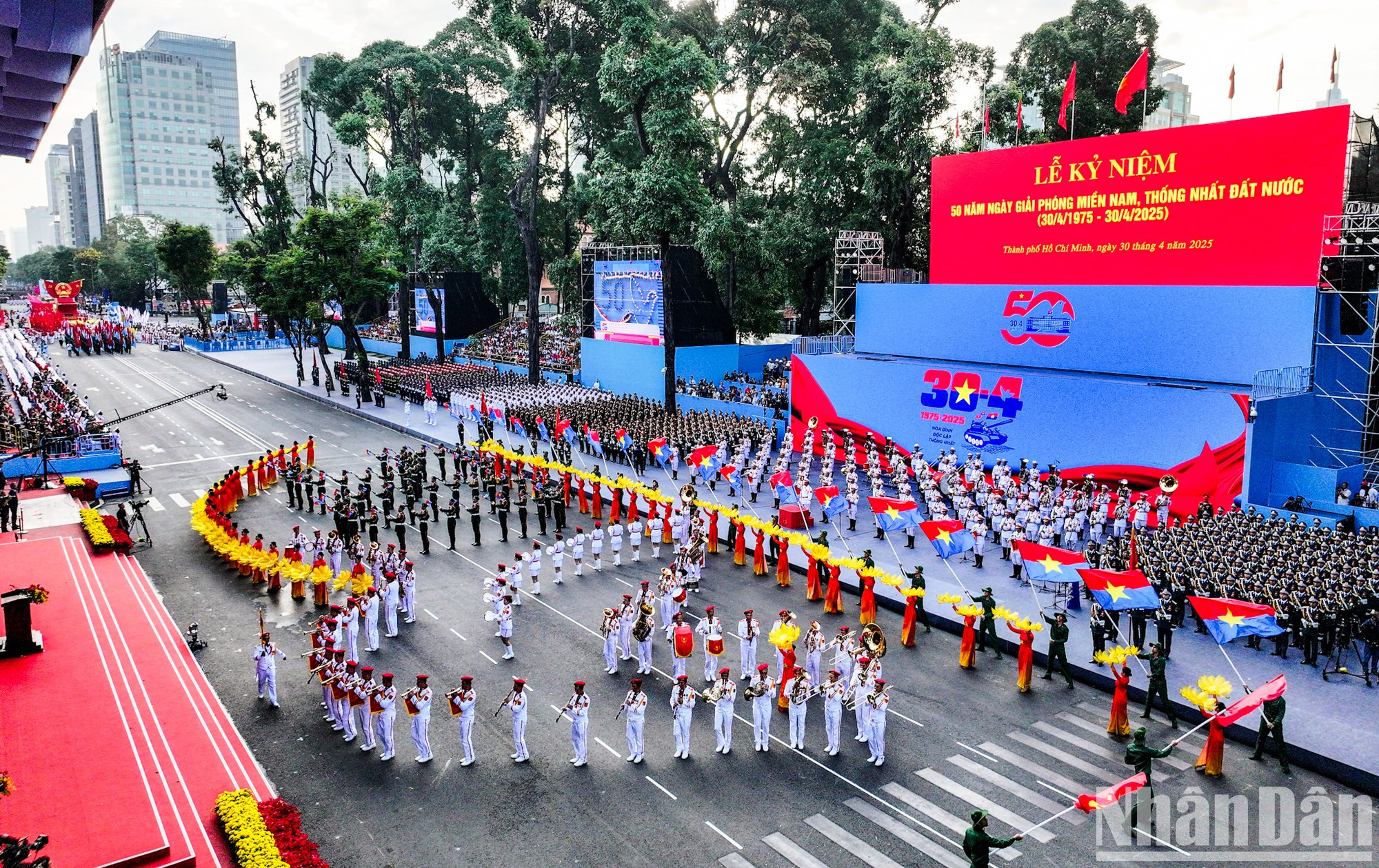 Артисты и художественные коллективы г. Хошимина выступают с художественными номерами в рамках генеральной репетиции. Артисты и художественные коллективы г. Хошимина выступают с художественными номерами в рамках генеральной репетиции.