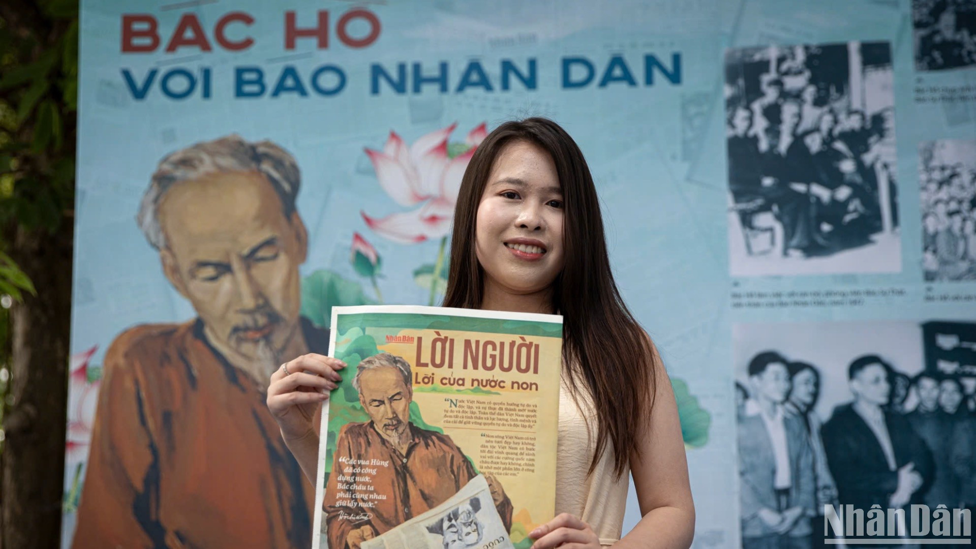 Учительница начальной школы из района Хоангмай Фам Тхи Нгует с приложением газеты «Нянзан» в руках. Фото: Шон Тунг Учительница начальной школы из района Хоангмай Фам Тхи Нгует с приложением газеты «Нянзан» в руках. Фото: Шон Тунг