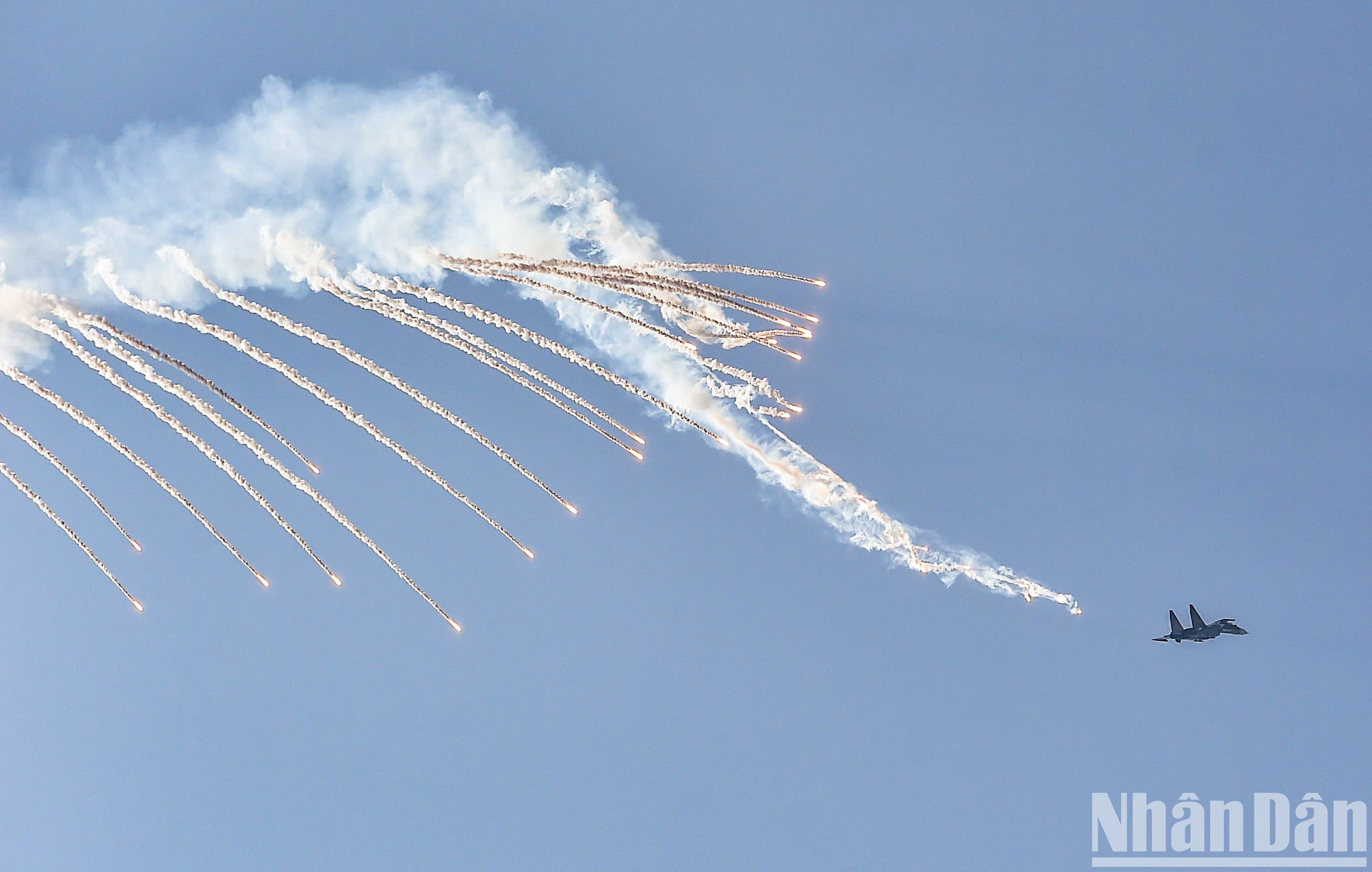 Су-30МК2 выпускает тепловые ловушки в небе. Су-30МК2 выпускает тепловые ловушки в небе.