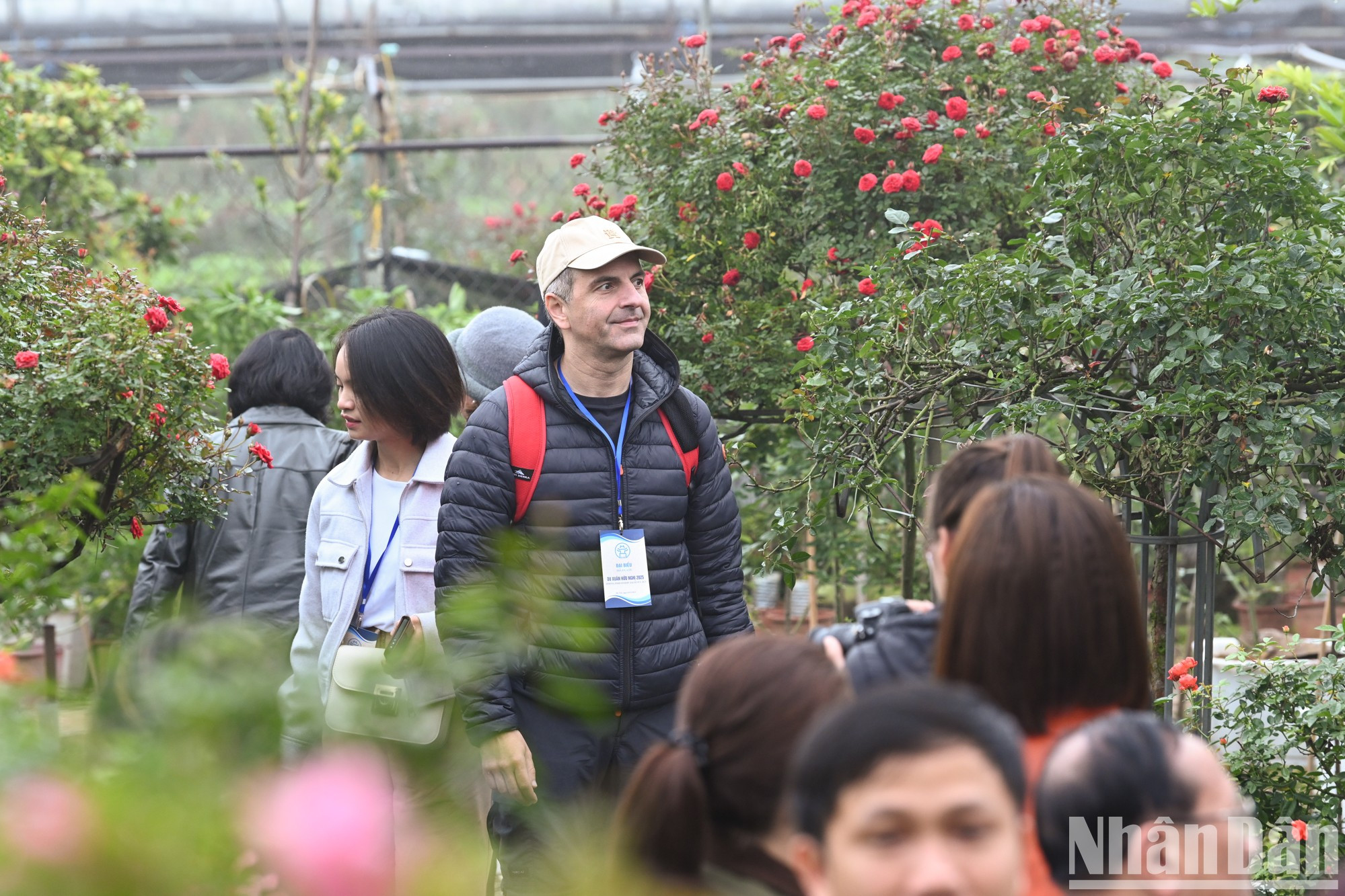 Делегаты посещают цветники в Мелинь.