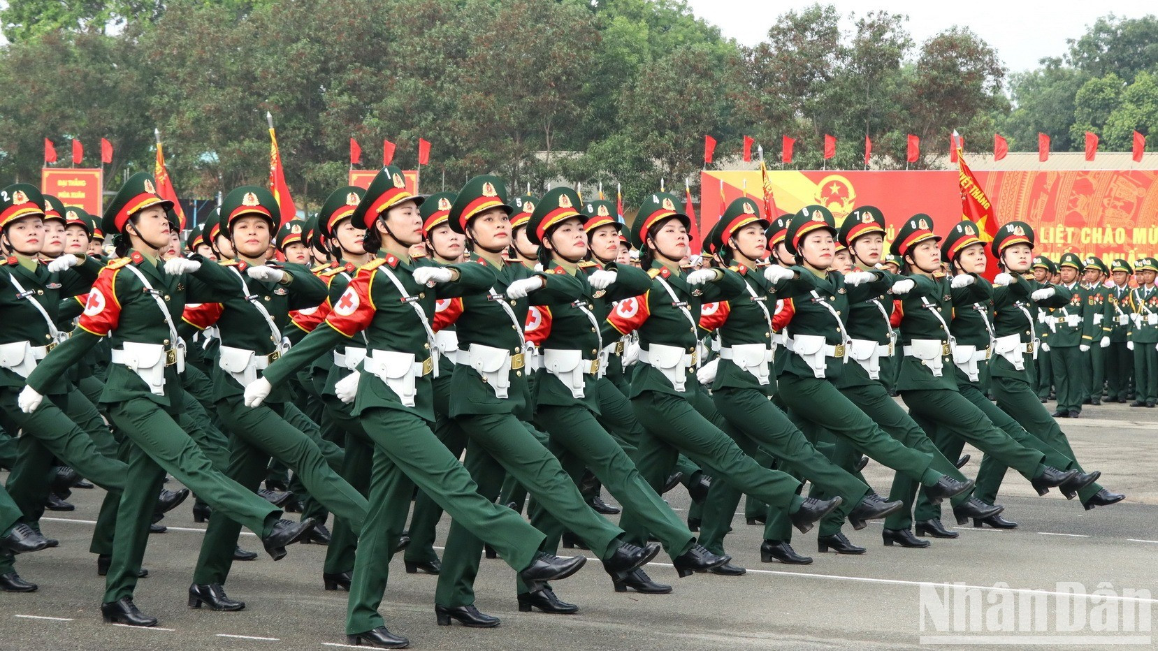 Парадная коробка женщин – военных медиков. Парадная коробка женщин – военных медиков.