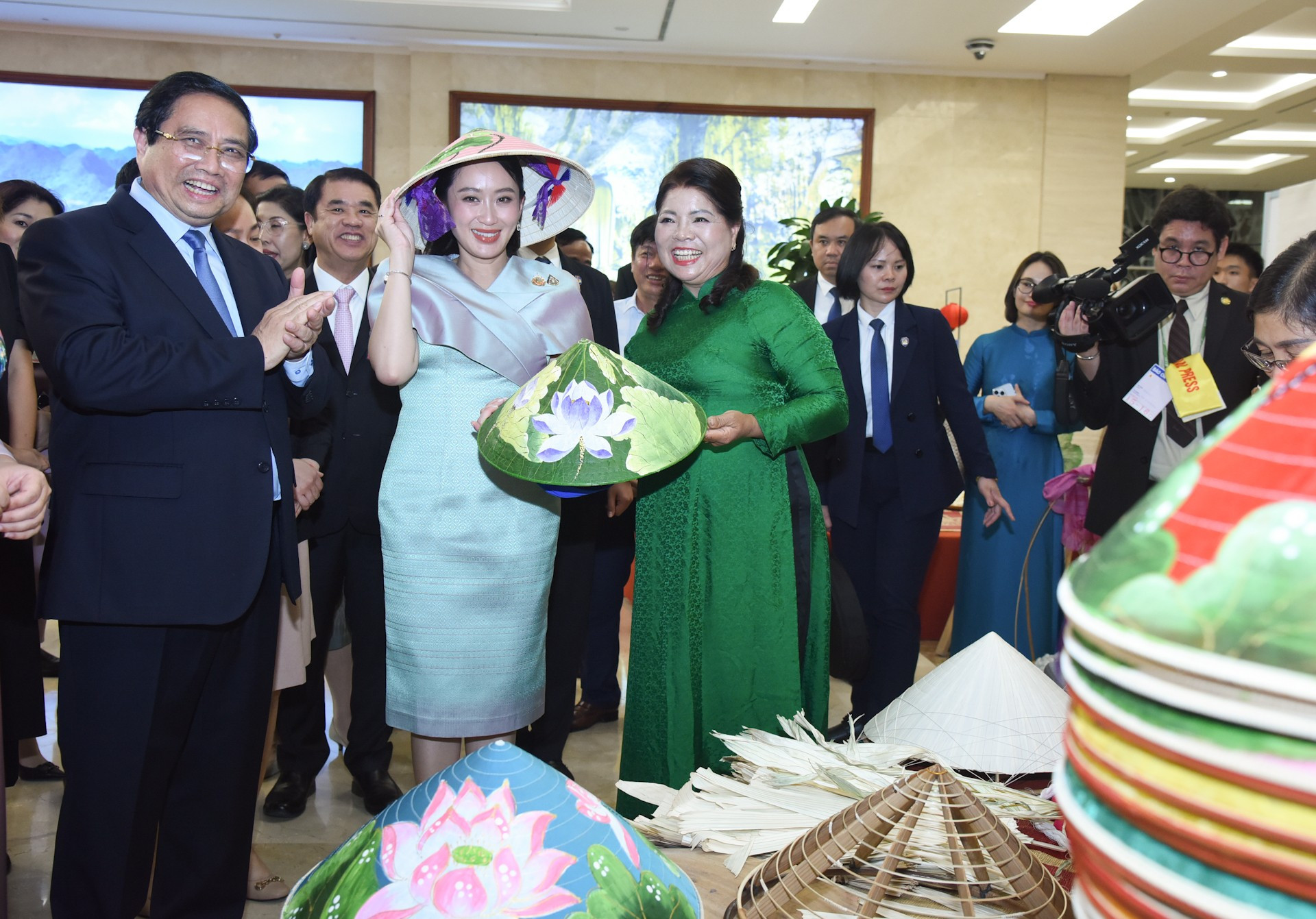 Премьер-министр Пхетхонгтхан Чинават интересуется традиционной конической шляпой «нонла».