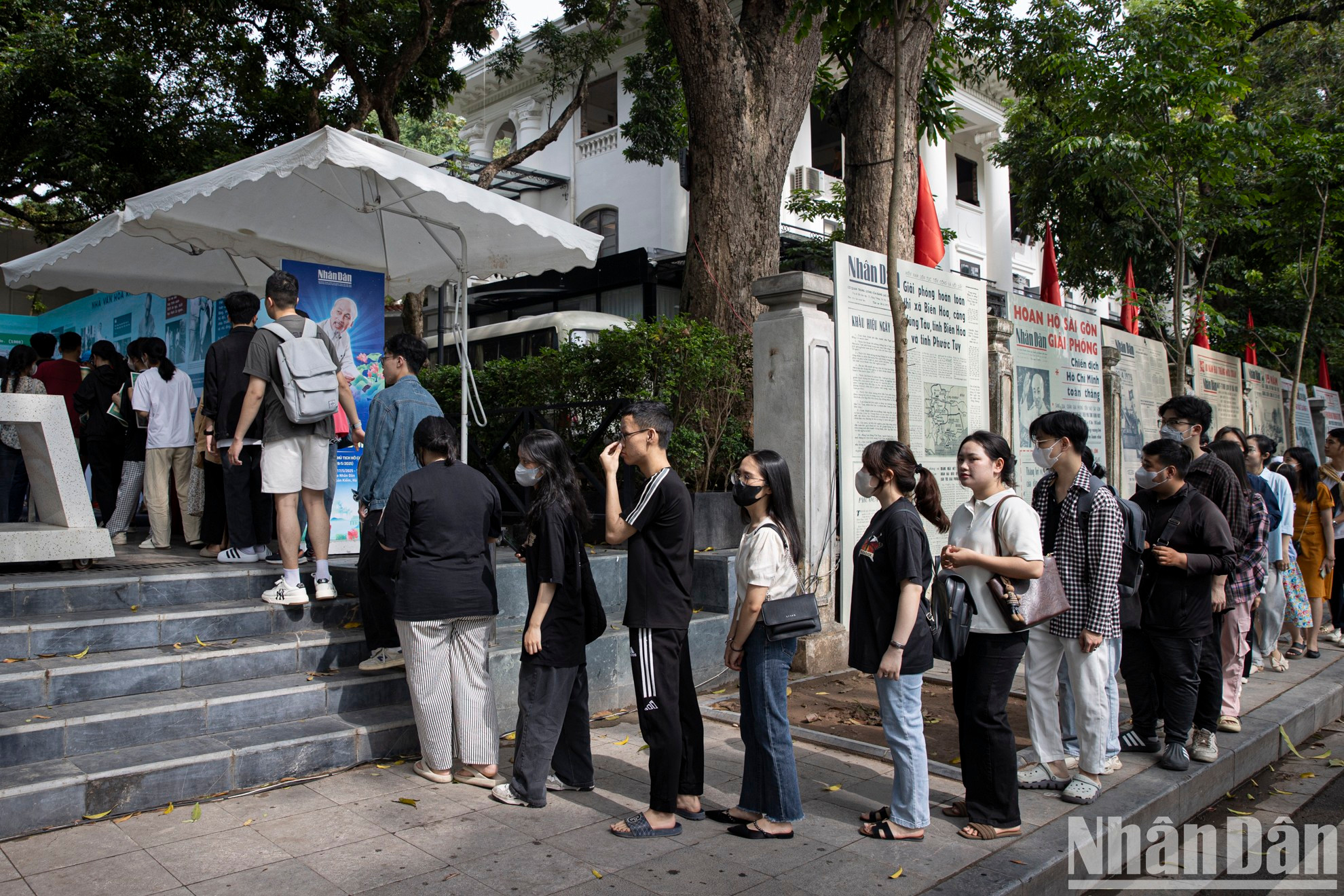 Многие молодые люди пришли с самого утра, чтобы первыми получить специальное издание и ознакомиться с фотовыставкой «Сияющее имя Дядюшки Хо». Многие молодые люди пришли с самого утра, чтобы первыми получить специальное издание и ознакомиться с фотовыставкой «Сияющее имя Дядюшки Хо».