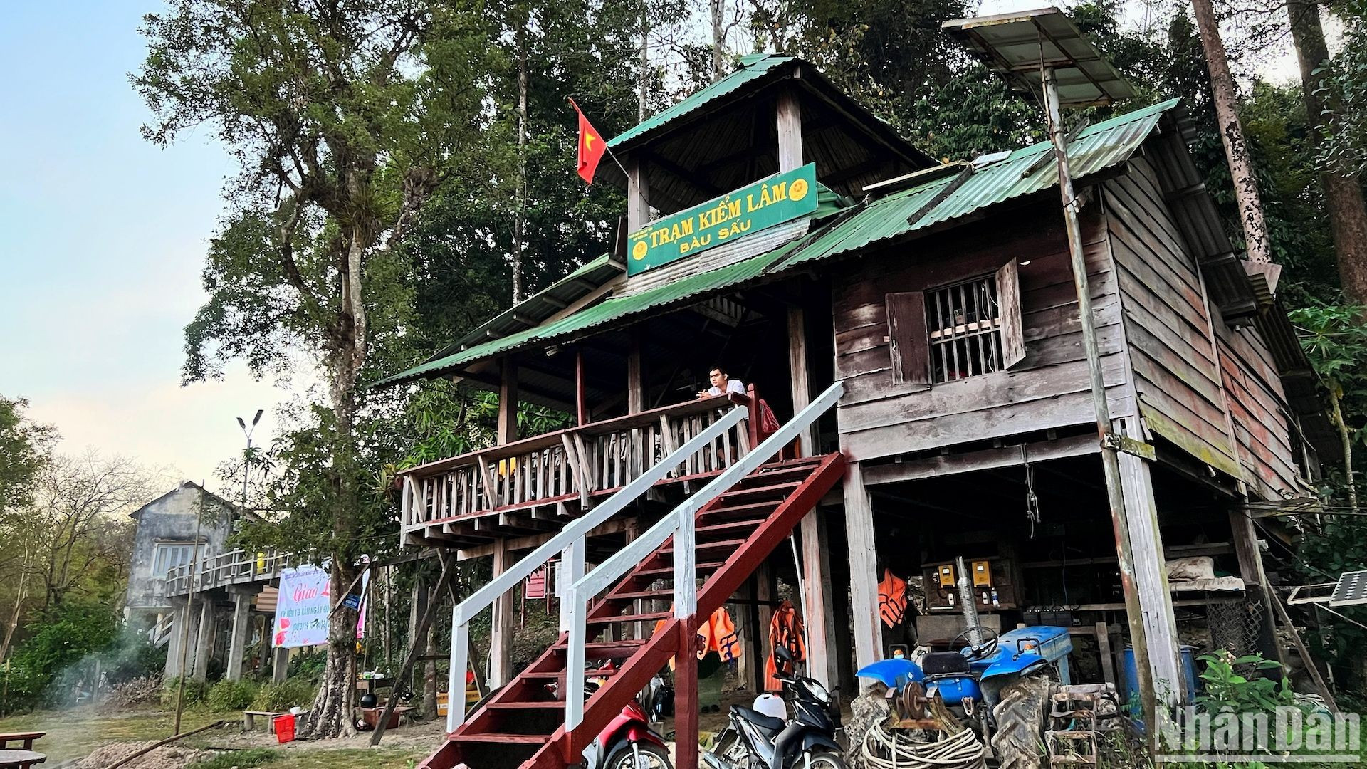 Мало найдется таких мест, где туристы могут питаться, отдыхать и жить вместе с лесничими. Здесь нет мобильной связи и Интернета, ближайший жилой район находится в 20 км, приехать сюда – значит на время «отключиться» от суеты современного мира и погрузиться в дикую природу.