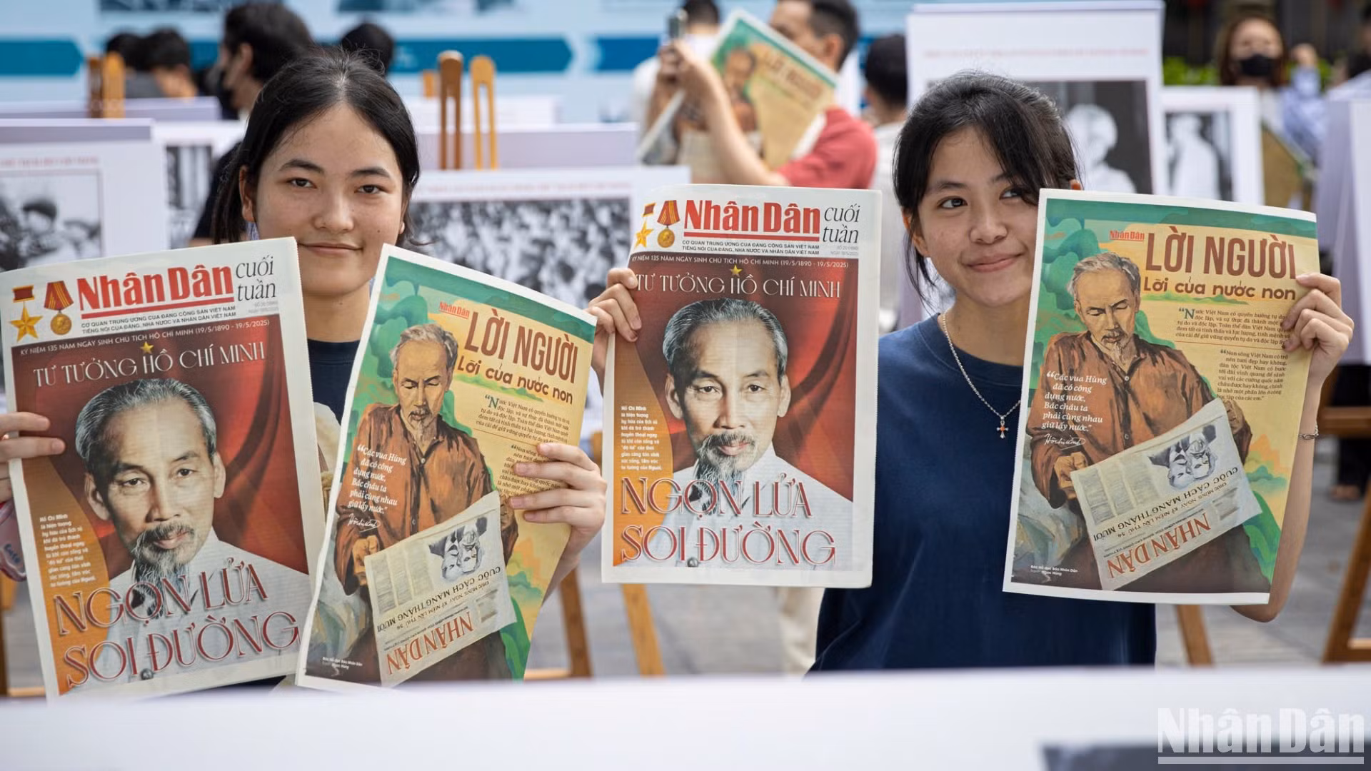 Молодые люди с воодушевлением держат в руках специальные выпуски газеты «Нянзан». Фото: Шон Тунг