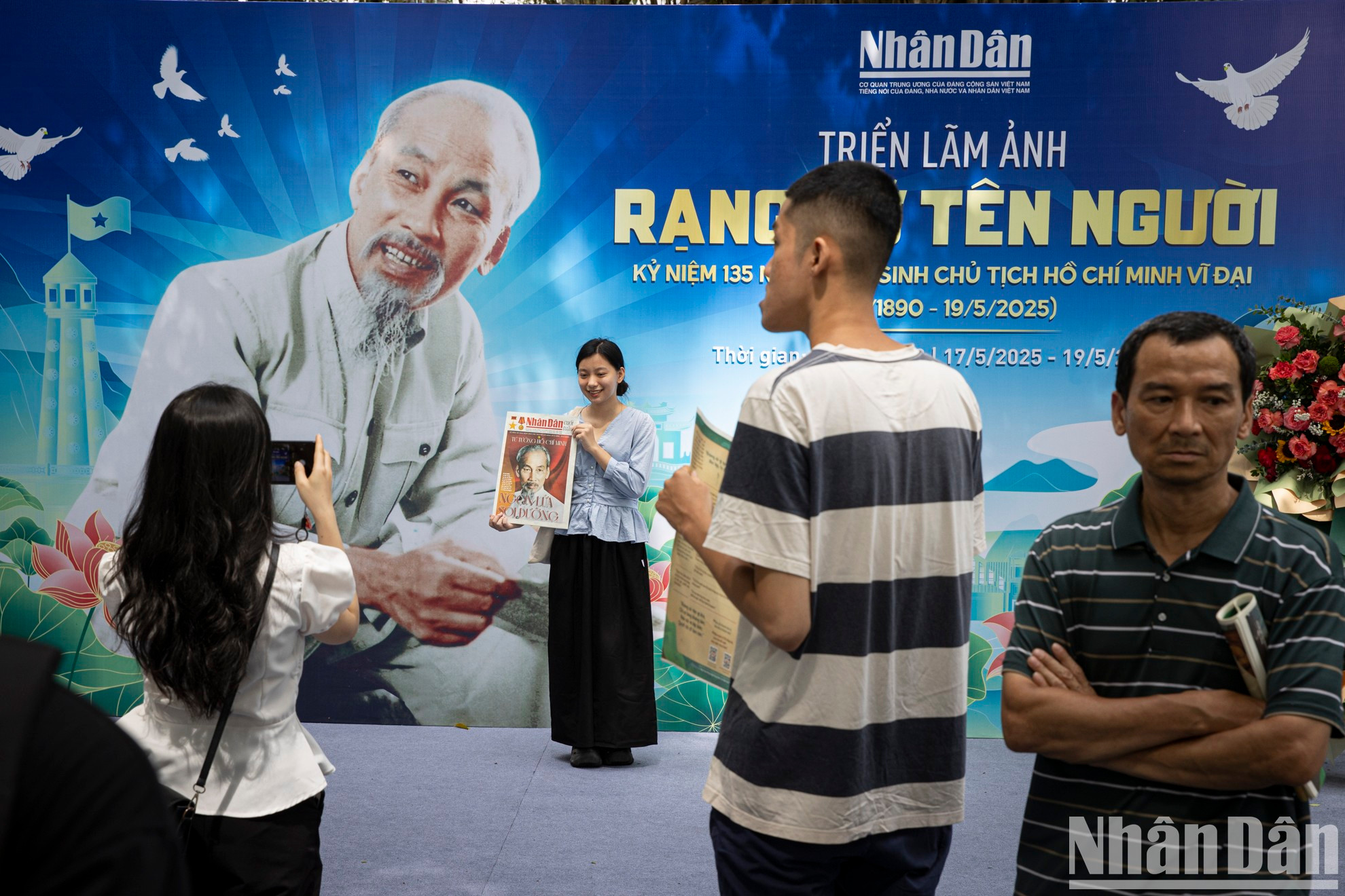 Фотовыставка «Сияющее имя Дядюшки Хо» проходит с 16 по 19 мая 2025 года, ежедневно с 9:00 до 17:00, в открытом пространстве головного офиса газеты «Нянзан». Вход свободный. Фотовыставка «Сияющее имя Дядюшки Хо» проходит с 16 по 19 мая 2025 года, ежедневно с 9:00 до 17:00, в открытом пространстве головного офиса газеты «Нянзан». Вход свободный.