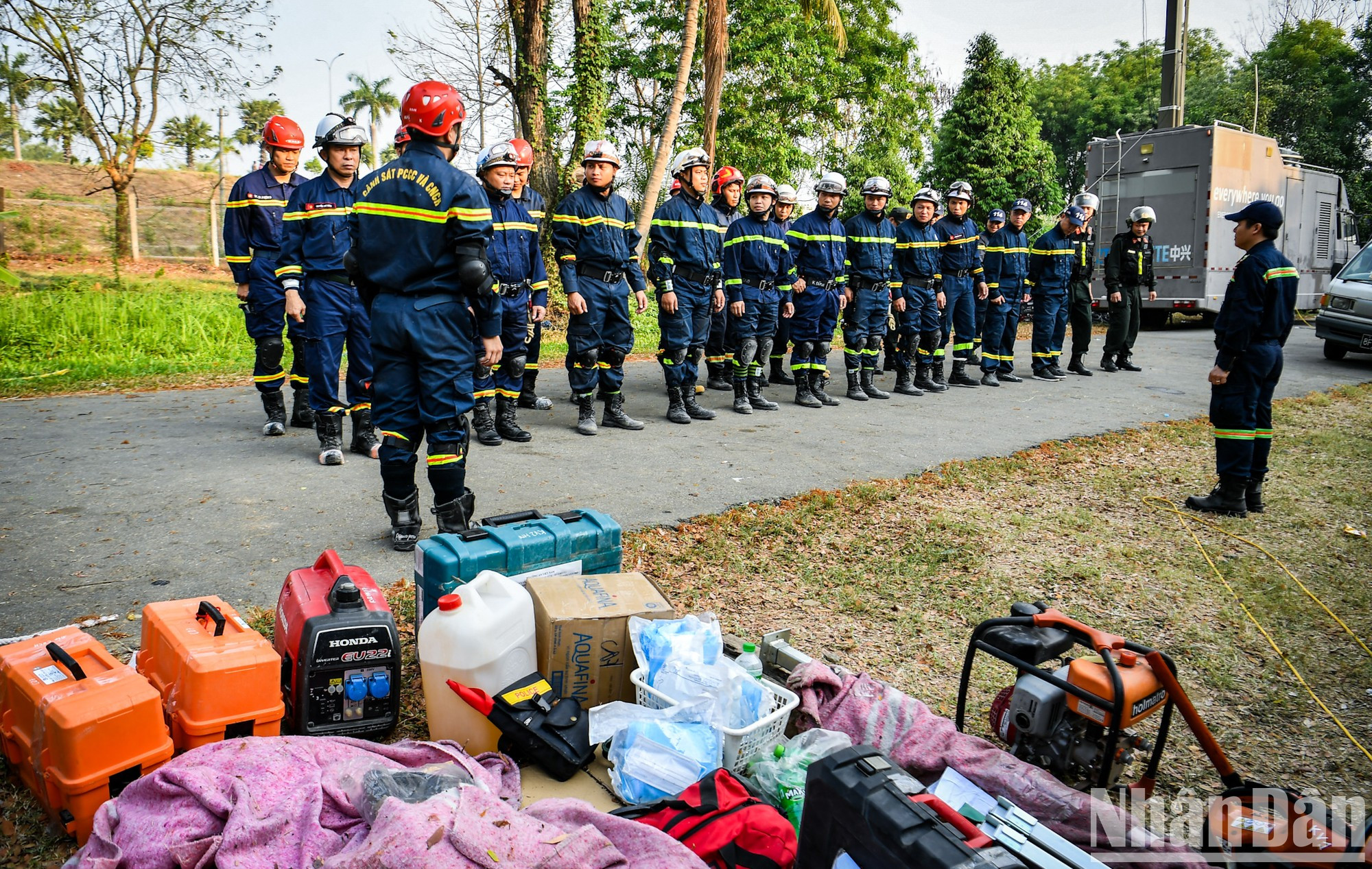 Каждое утро перед выездом на место происшествия полковник Нгуен Минь Кхыонг, командующий отряда МОБ Вьетнама, организовывает группу из 26 членов отряда для подведения итогов прошедшего рабочего дня. Каждое утро перед выездом на место происшествия полковник Нгуен Минь Кхыонг, командующий отряда МОБ Вьетнама, организовывает группу из 26 членов отряда для подведения итогов прошедшего рабочего дня.