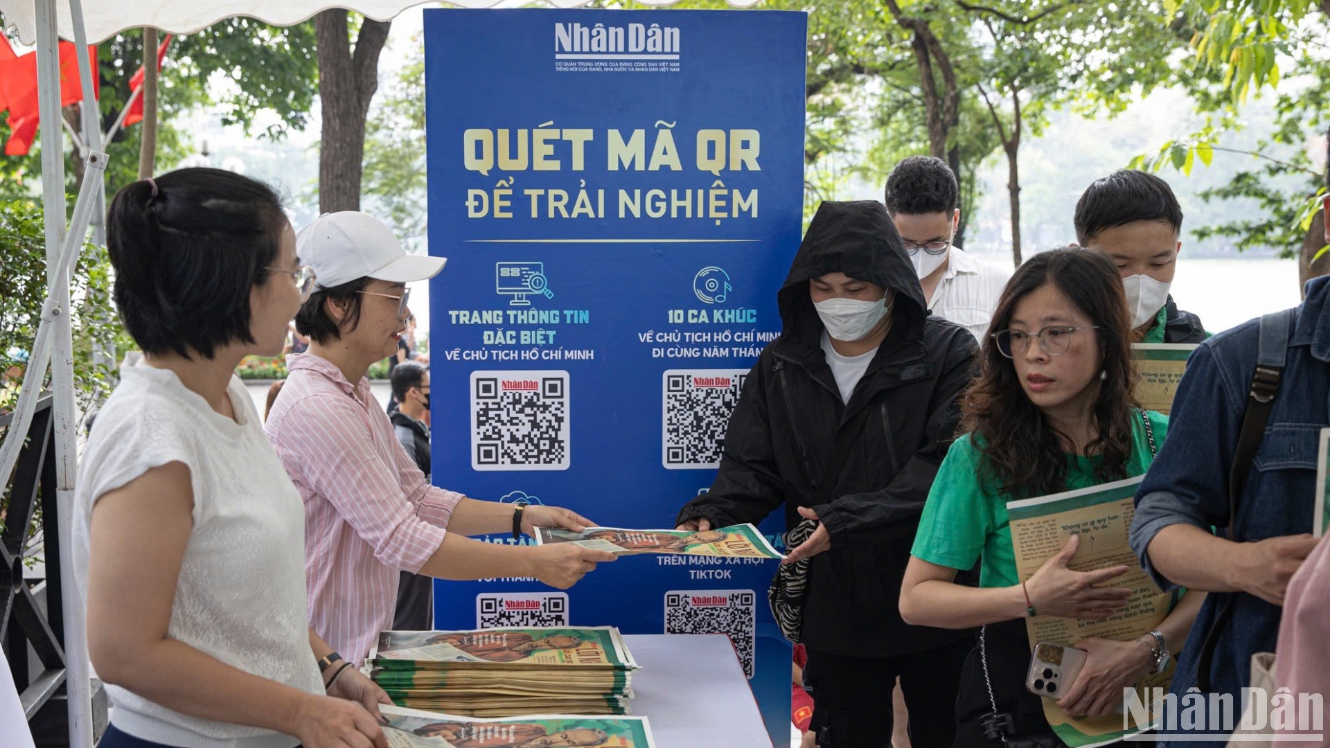 Многие читатели выстроились в очередь с раннего утра, чтобы получить специальный выпуск газеты «Нянзан». Фото: Шон Тунг Многие читатели выстроились в очередь с раннего утра, чтобы получить специальный выпуск газеты «Нянзан». Фото: Шон Тунг