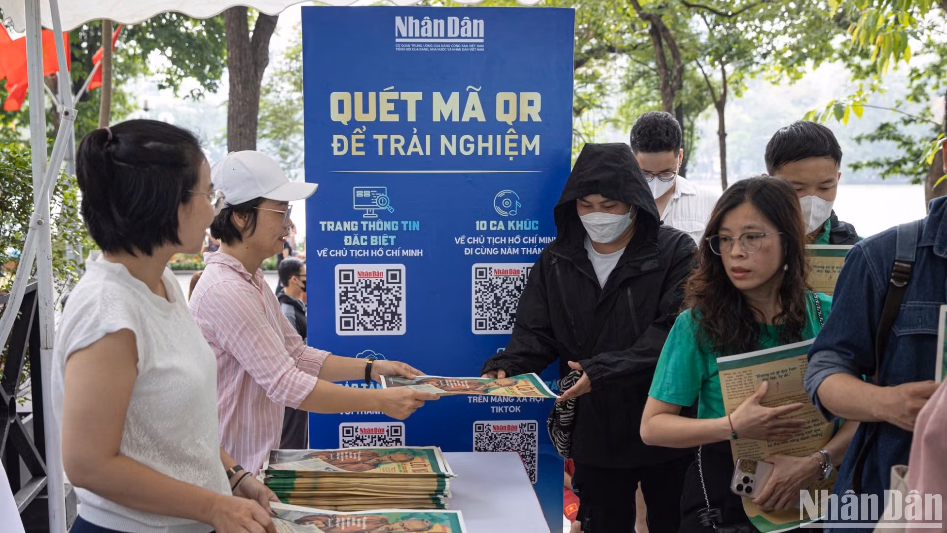 Многие читатели выстроились в очередь с раннего утра, чтобы получить специальный выпуск газеты «Нянзан». Фото: Шон Тунг