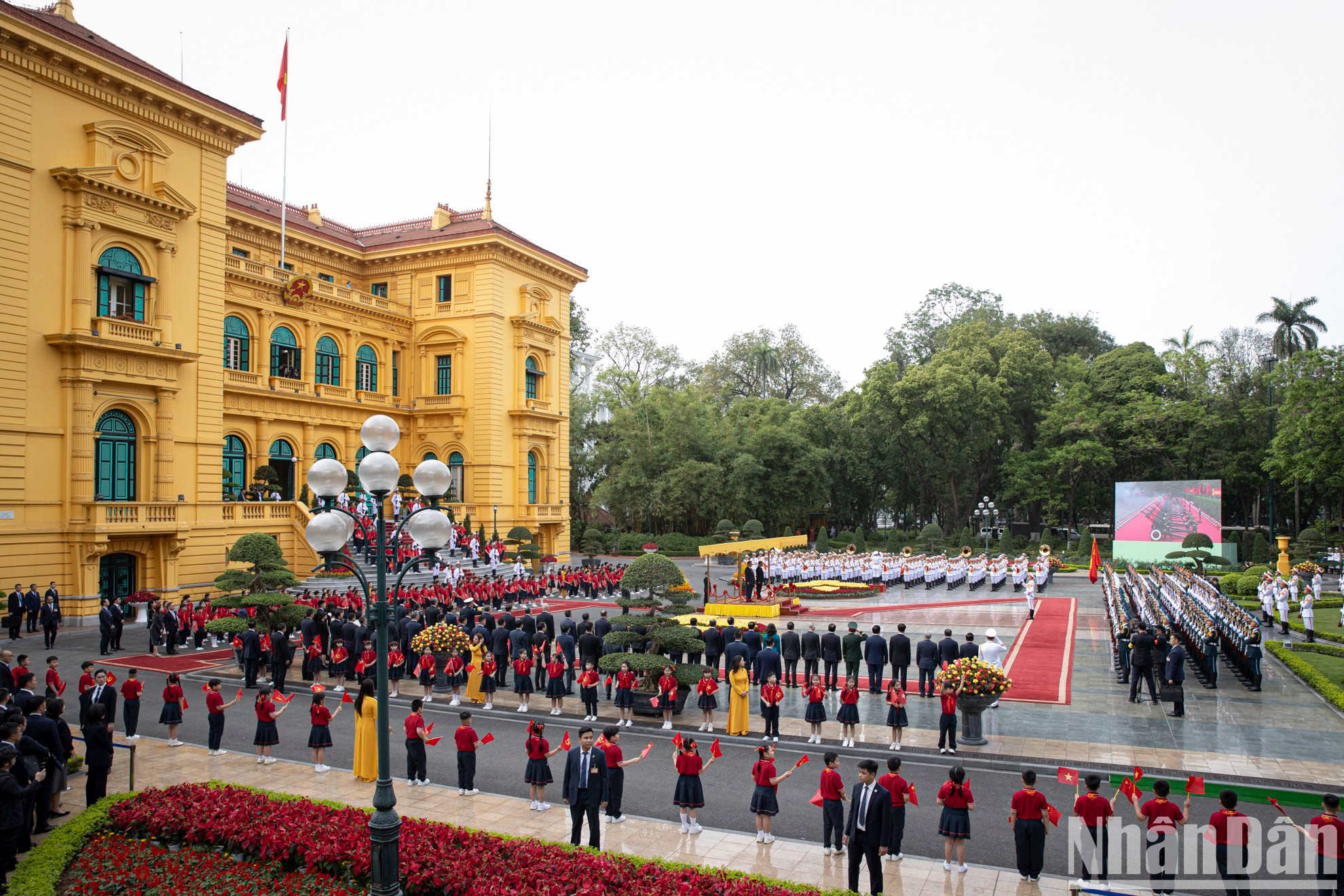 Общий вид церемонии встречи. Общий вид церемонии встречи.