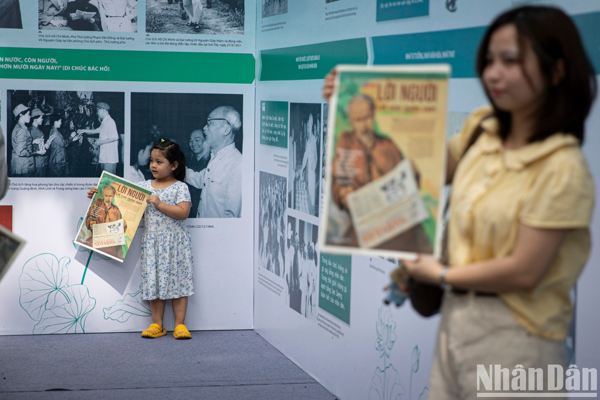 Кроме того, газета «Нянзан» подготовила и вручила читателям два специальных приложения с QR-кодами, ведущими к мультимедийным материалам о Президенте Хо Ши Мине, предлагая современный и увлекательный формат чтения, ориентированный на широкую аудиторию как во Вьетнаме, так и за его пределами. Кроме того, газета «Нянзан» подготовила и вручила читателям два специальных приложения с QR-кодами, ведущими к мультимедийным материалам о Президенте Хо Ши Мине, предлагая современный и увлекательный формат чтения, ориентированный на широкую аудиторию как во Вьетнаме, так и за его пределами.
