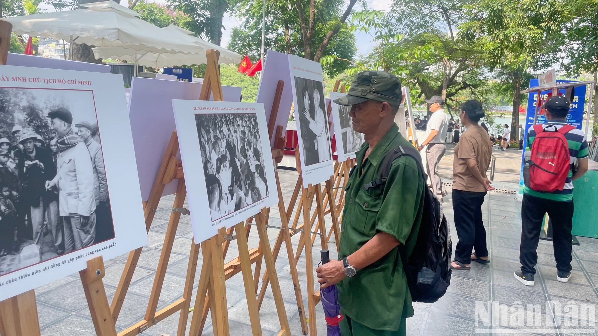 Господин Нгуен Тхань Конг на выставке. Господин Нгуен Тхань Конг на выставке.