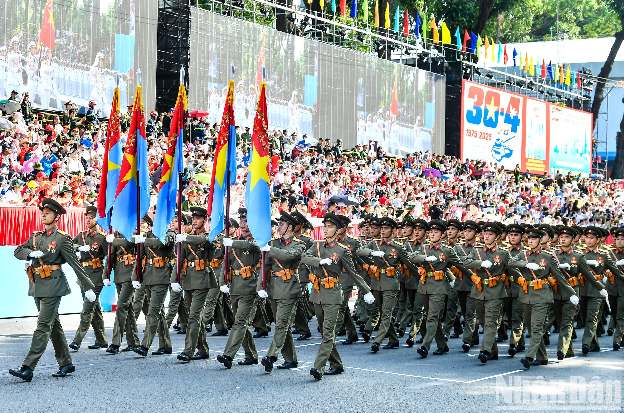 Парадная коробка офицеров, представляющих пять направлений вооруженных сил. Парадная коробка офицеров, представляющих пять направлений вооруженных сил.