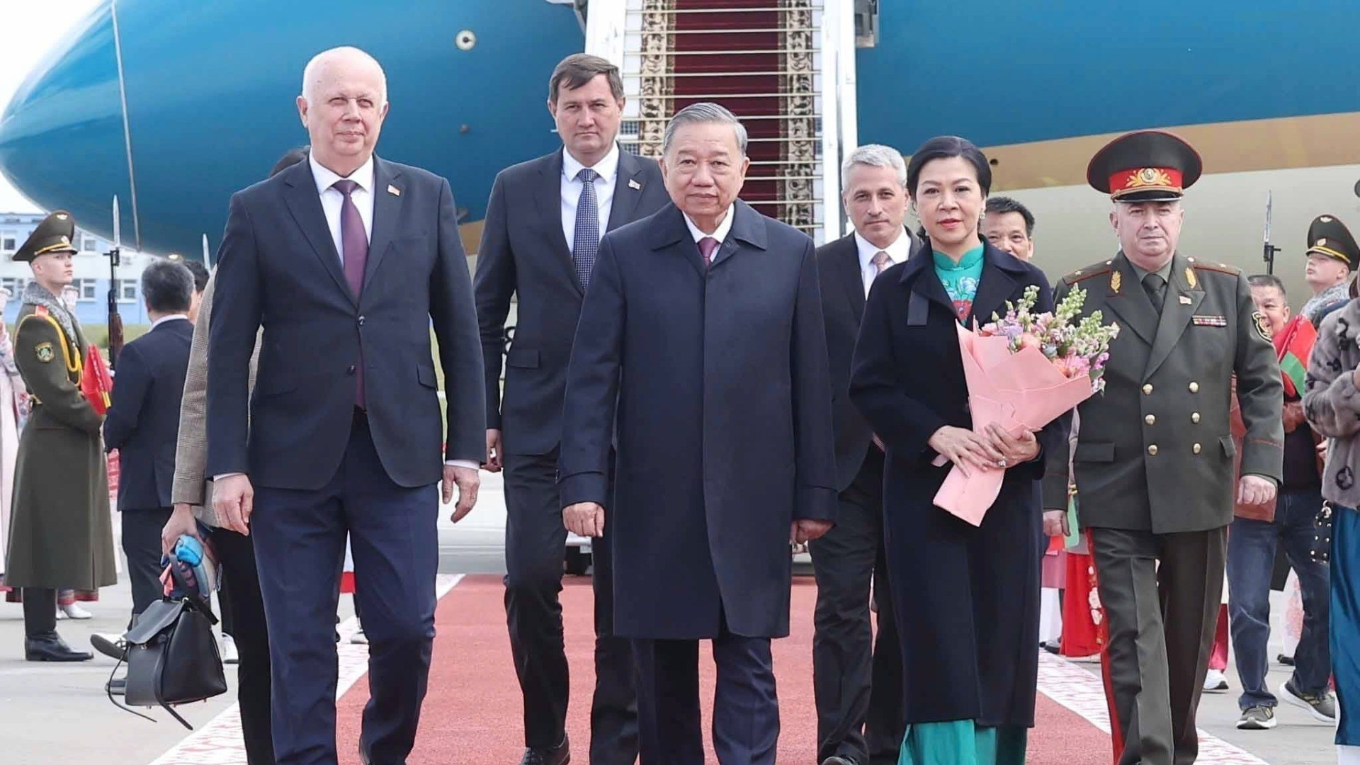 Генеральный секретарь ЦК КПВ То Лам и его супруга в международном аэропорту Минска. Фото: ВИА