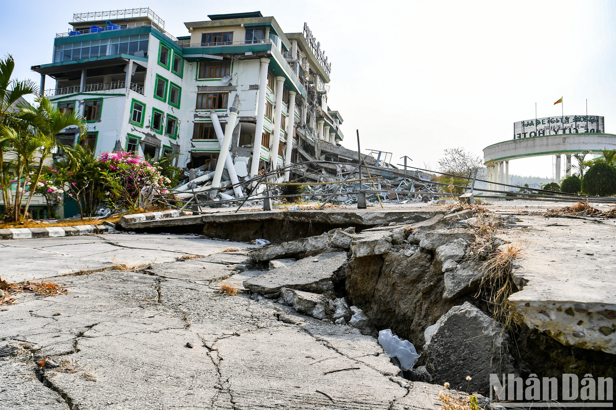Панорамный вид на отель, разрушенный после сильного землетрясения. Панорамный вид на отель, разрушенный после сильного землетрясения.