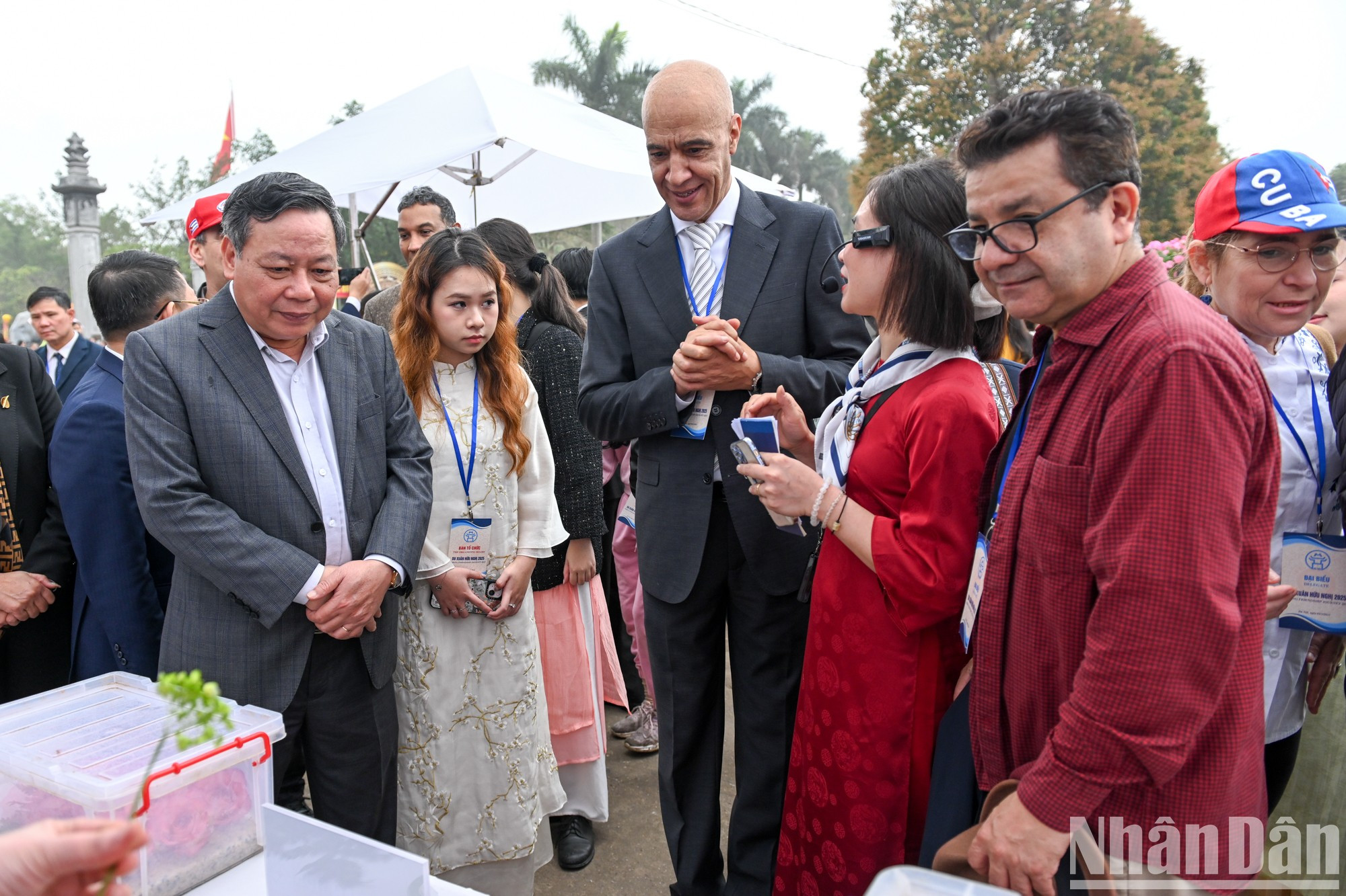 Программа познакомила делегатов с исторической землей Мелинь. Здесь они узнали больше о славных подвигах сестер Чынг – героических женщин-полководцев вьетнамского народа. Они также полюбовались цветочной деревней и насладились традиционными местными продуктами.