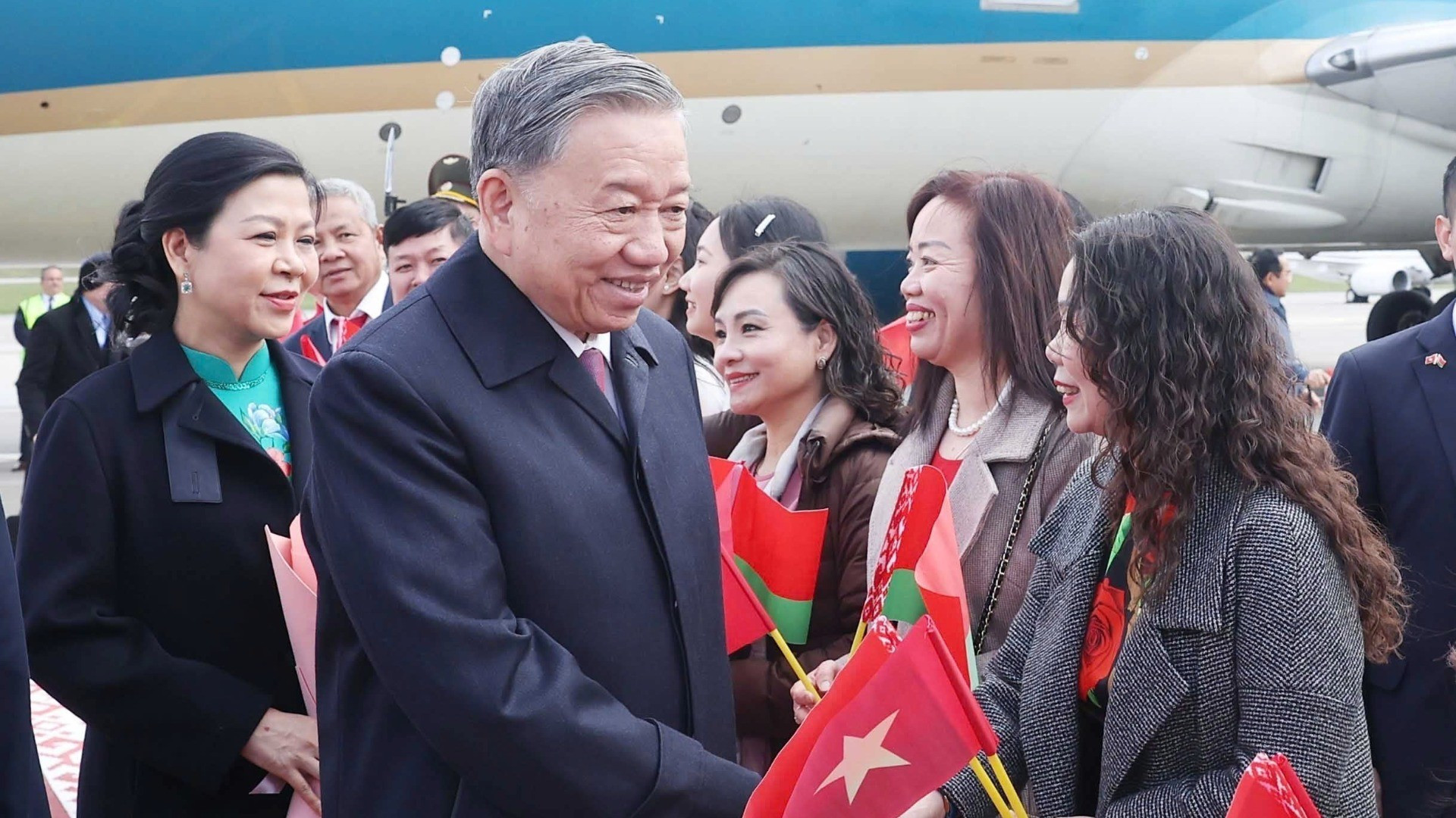 Представители вьетнамской общины в Беларуси встречают Генерального секретаря ЦК КПВ То Лама и его супругу в международном аэропорту Минска. Фото: ВИА