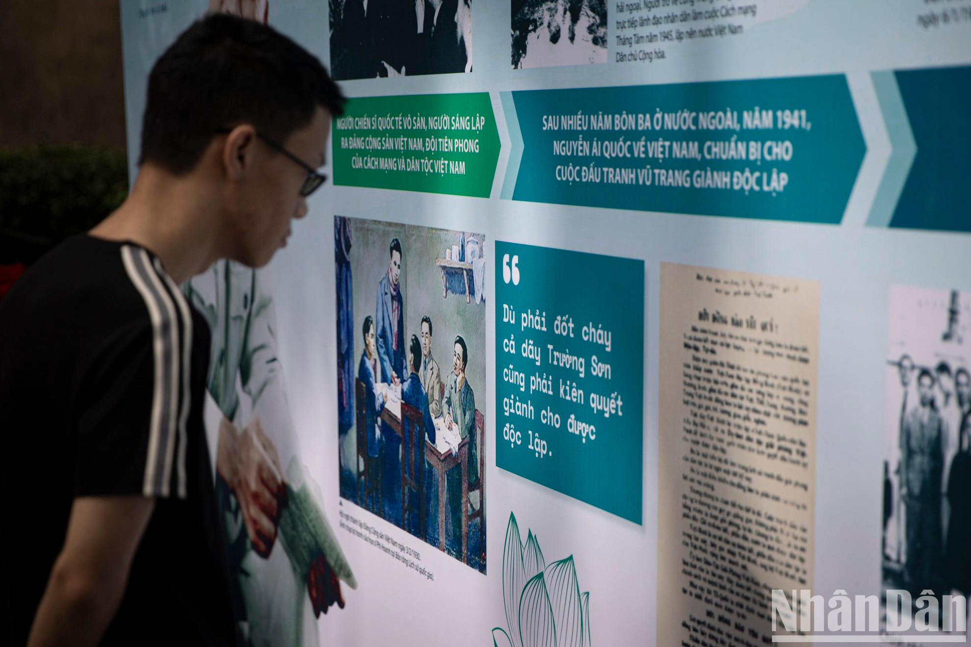 Фотовыставка «Сияющее имя Дядюшки Хо» — это масштабное и эмоционально насыщенное экспозиционное пространство, объединяющее как хорошо знакомые, так и редкие, ранее малоизвестные фотографии и произведения искусства, посвящённые Президенту Хо Ши Мину. Фотовыставка «Сияющее имя Дядюшки Хо» — это масштабное и эмоционально насыщенное экспозиционное пространство, объединяющее как хорошо знакомые, так и редкие, ранее малоизвестные фотографии и произведения искусства, посвящённые Президенту Хо Ши Мину.