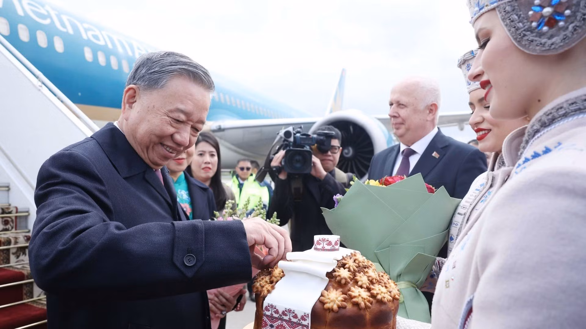 Белорусская девушка в национальном костюме с почтением подносит хлеб и соль Генеральному секретарю ЦК КПВ То Ламу в соответствии с традицией встречи почётных гостей. Фото: ВИА