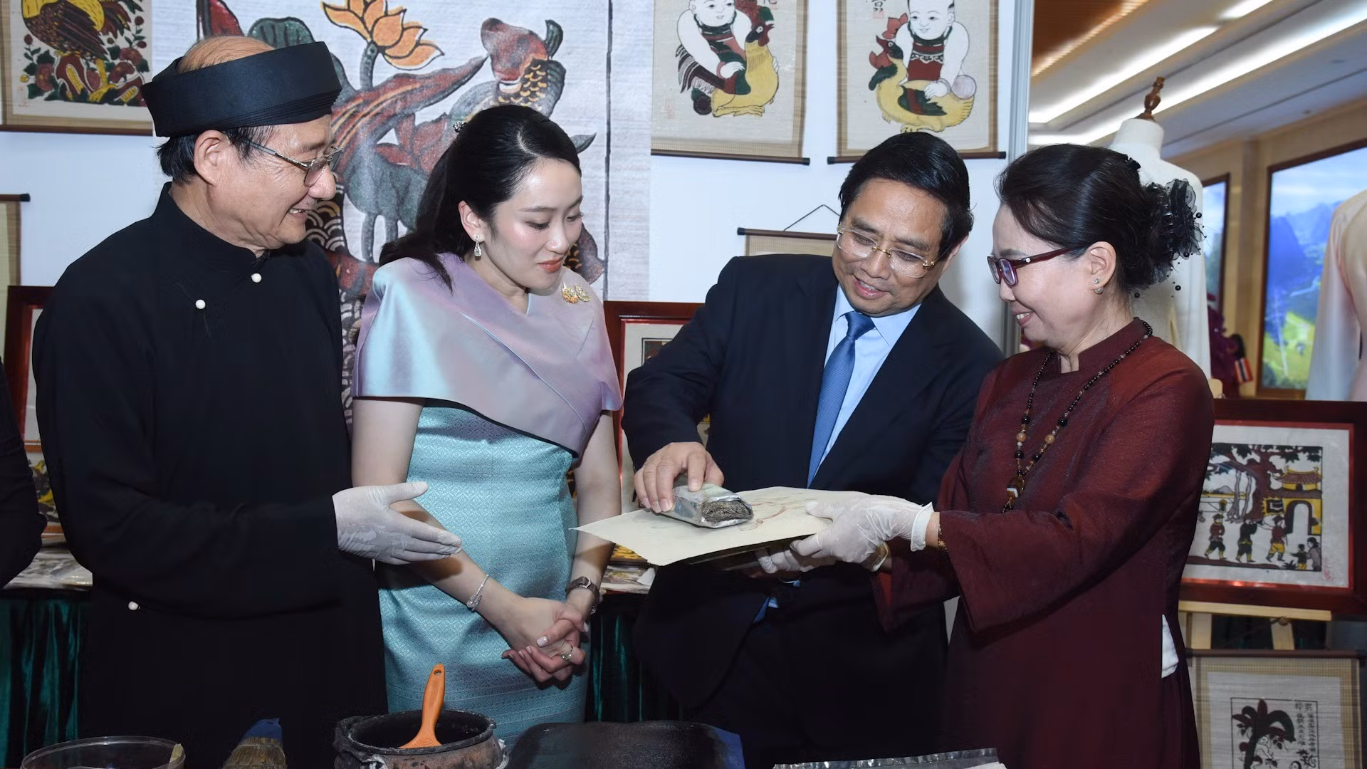 Премьер-министр Фам Минь Тьинь и Премьер-министр Пхетхонгтхан Чинават участвуют в создании народных картин Донгхо.