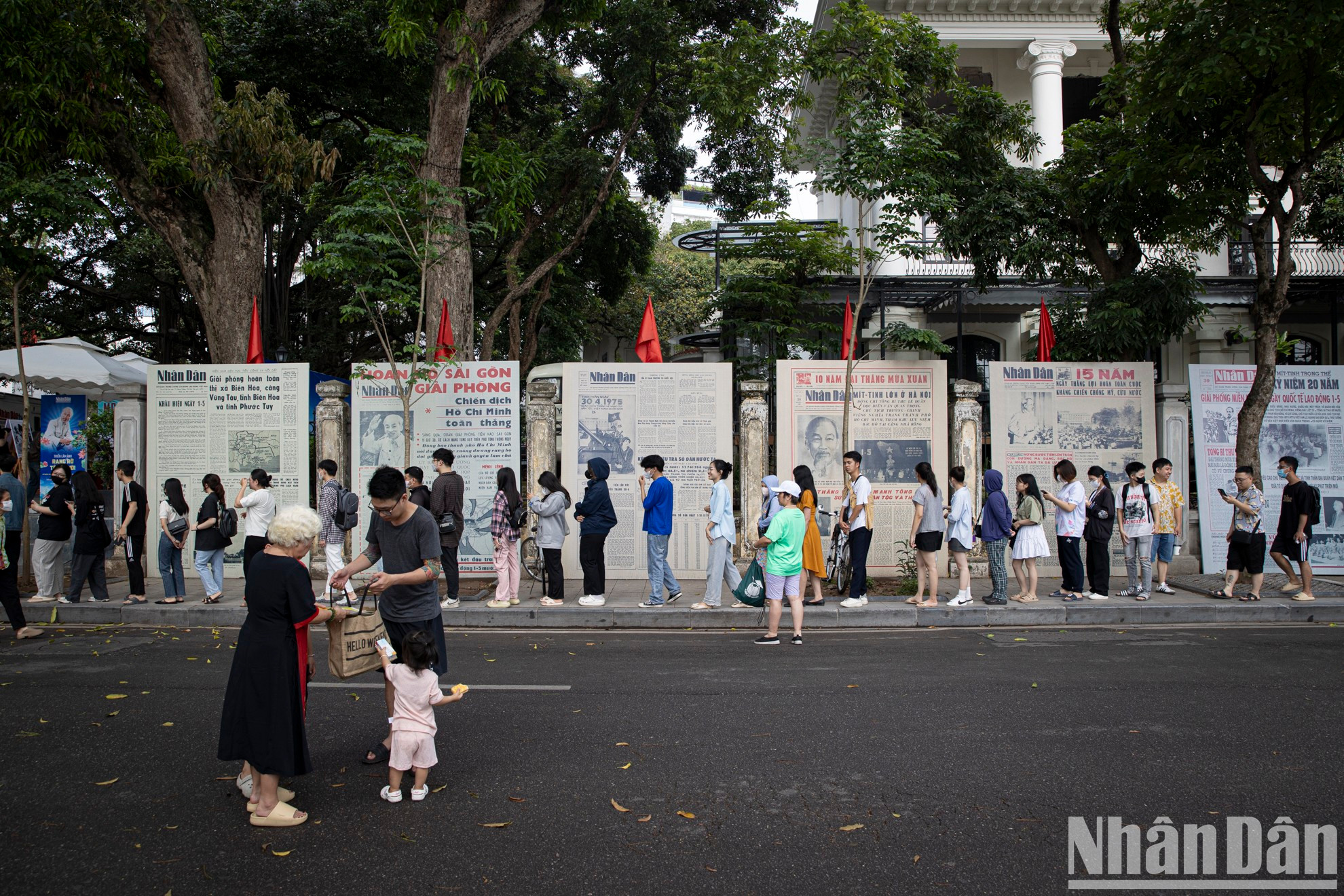 Поток людей не иссякал: каждый хотел получить памятный выпуск «Нянзан в конце недели» и приобщиться к атмосфере события. Поток людей не иссякал: каждый хотел получить памятный выпуск «Нянзан в конце недели» и приобщиться к атмосфере события.