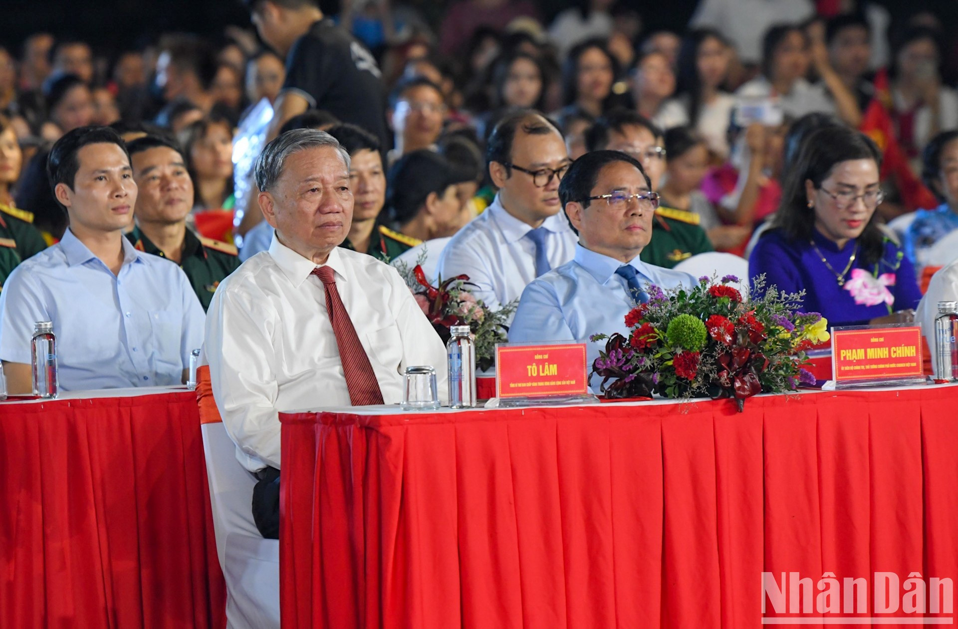 Генеральный секретарь ЦК КПВ То Лам, руководители Партии и Государства на программе.