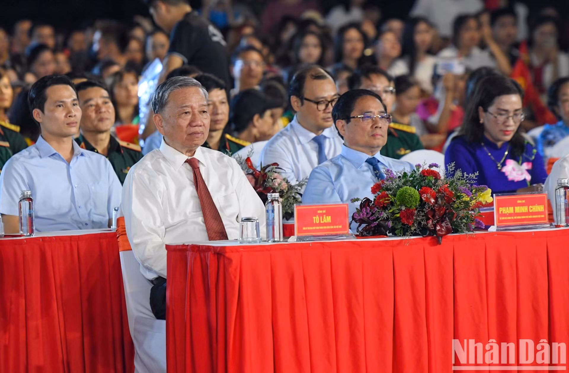 Генеральный секретарь ЦК КПВ То Лам, руководители Партии и Государства на программе.