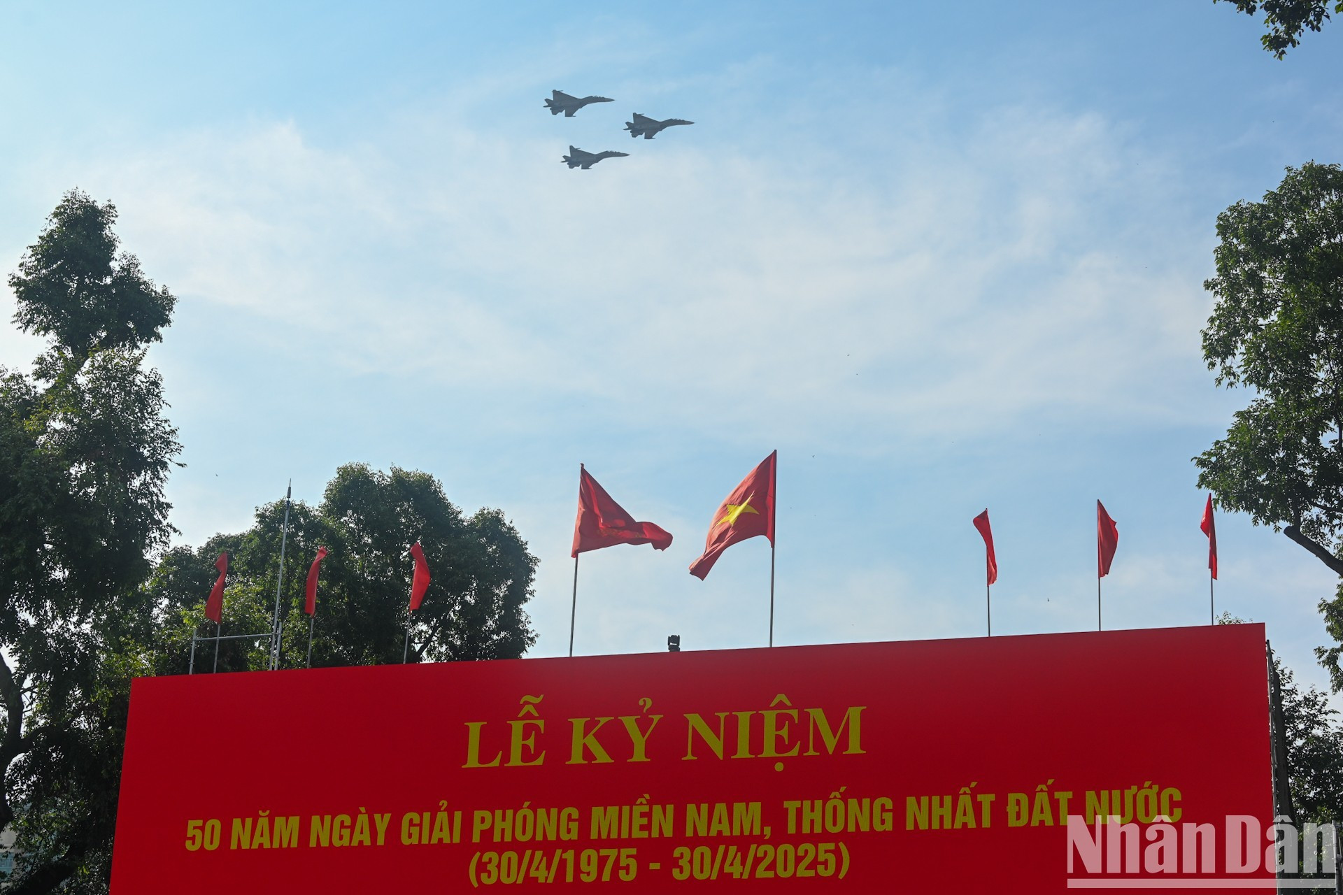 Самолеты военно-воздушных сил летают над трибуной. Самолеты военно-воздушных сил летают над трибуной.