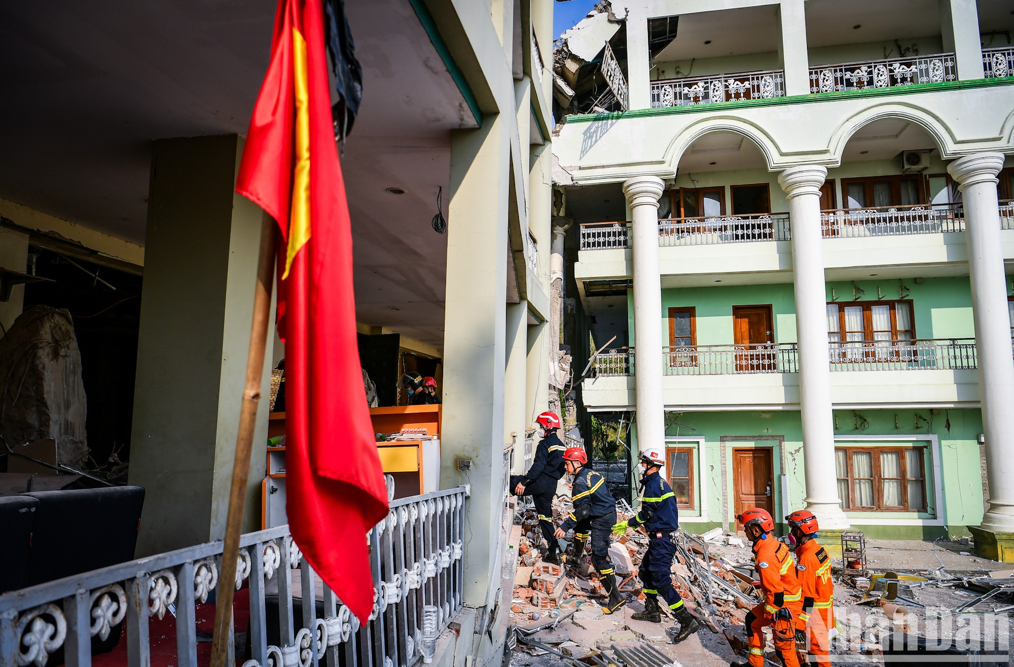 После согласования работы вьетнамские сотрудники отправляются на место происшествия. Местом работы является 9-этажное здание отеля. В это время под завалами остаются тела трех погибших. После согласования работы вьетнамские сотрудники отправляются на место происшествия. Местом работы является 9-этажное здание отеля. В это время под завалами остаются тела трех погибших.