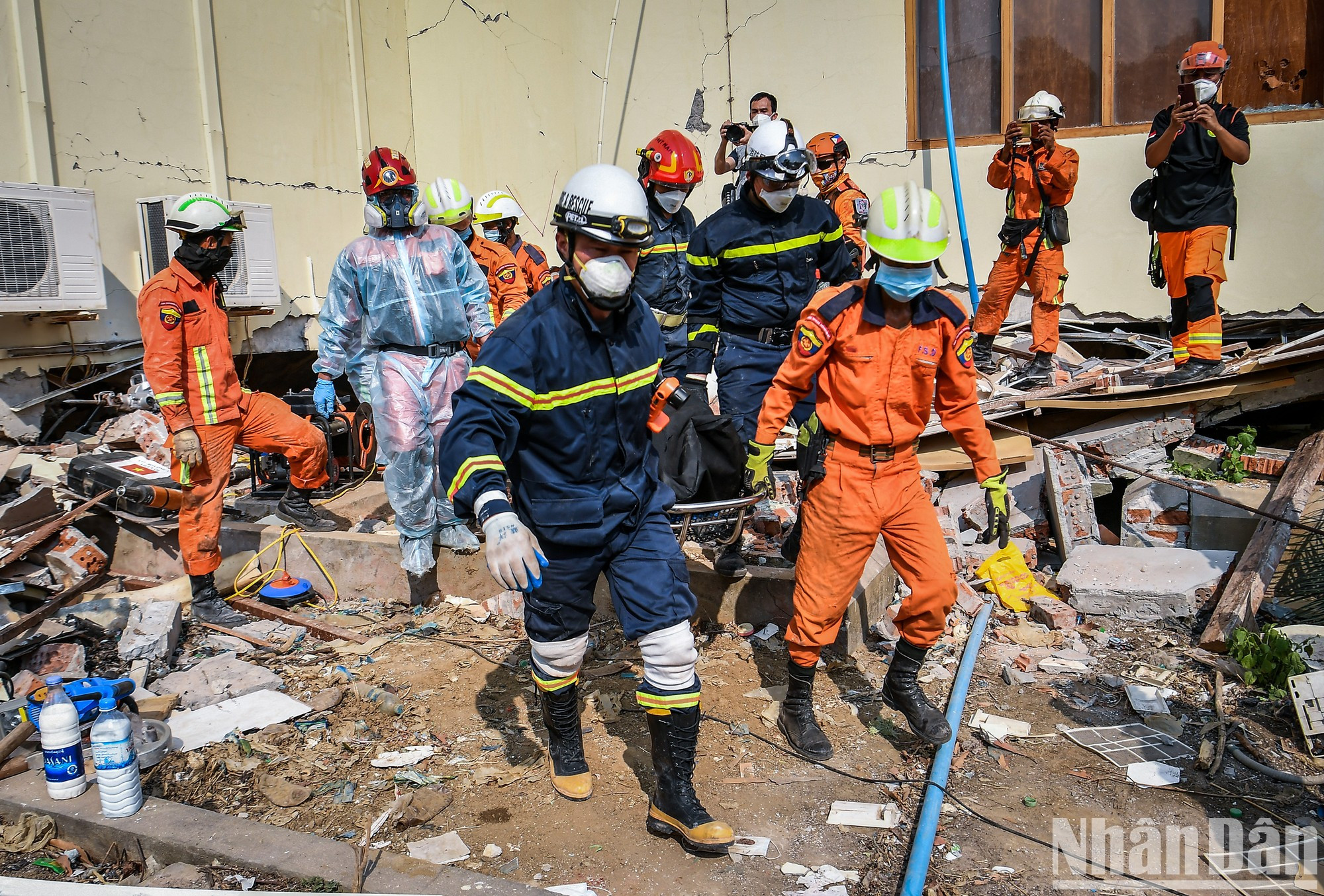 Момент, когда выносят тело жертвы. Момент, когда выносят тело жертвы.