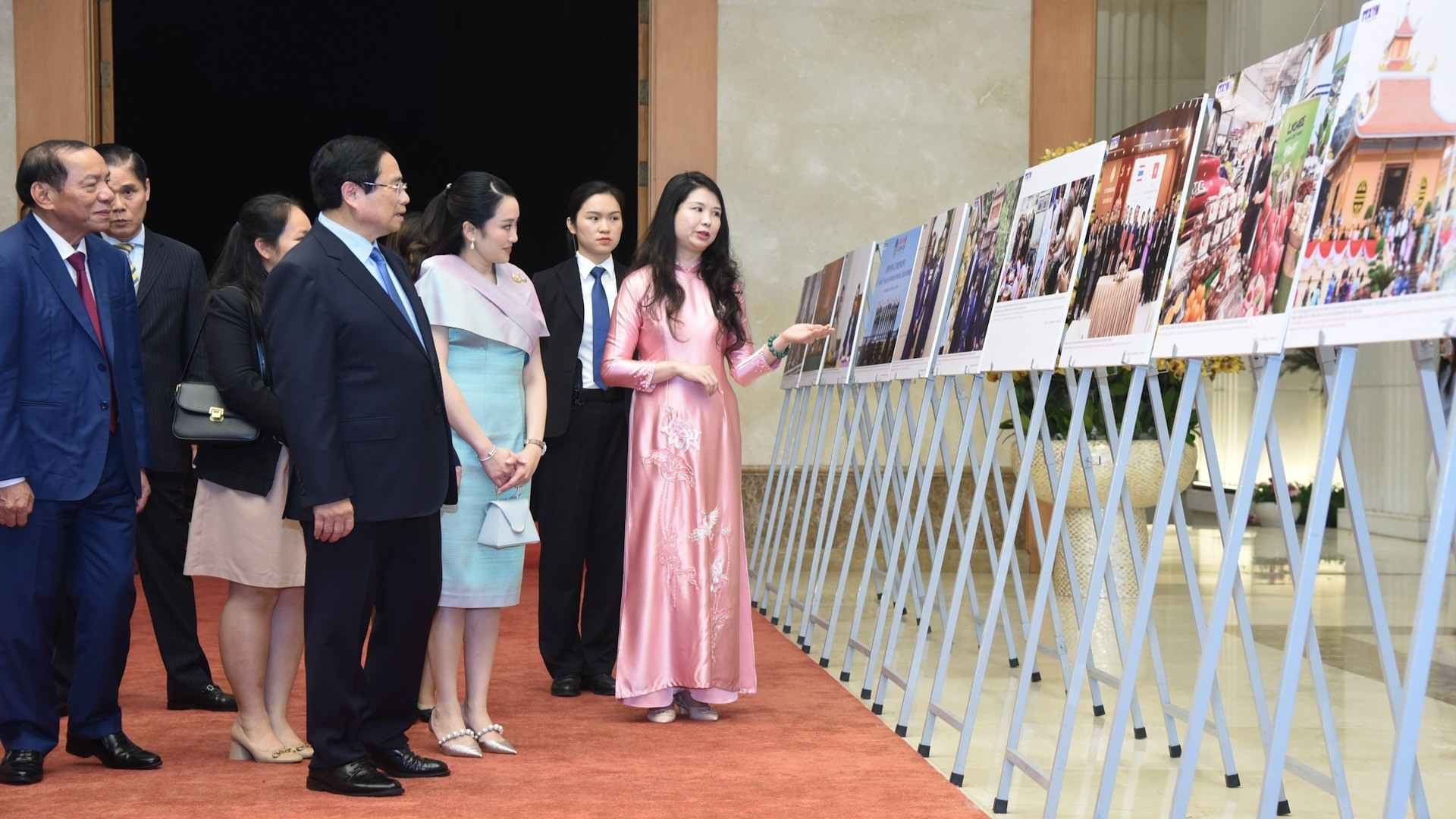 Премьер-министр Фам Минь Тьинь и Премьер-министр Пхетхонгтхан Чинават осматривают фотовыставку, посвящённую сотрудничеству между двумя странами.