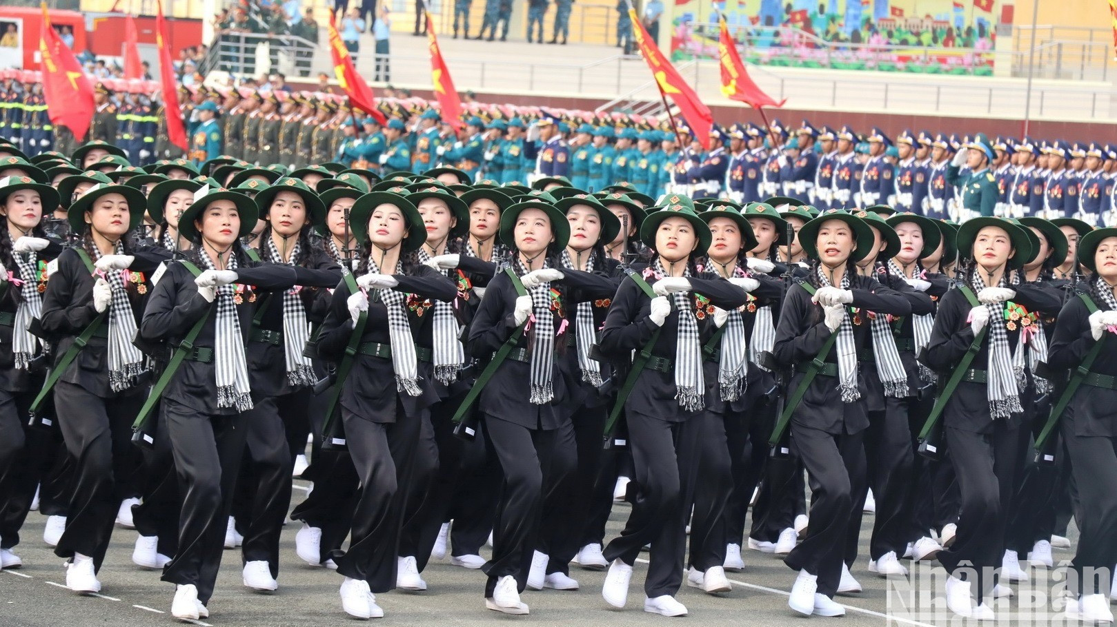 Парадная коробка женщин-партизан Южного Вьетнама. Парадная коробка женщин-партизан Южного Вьетнама.