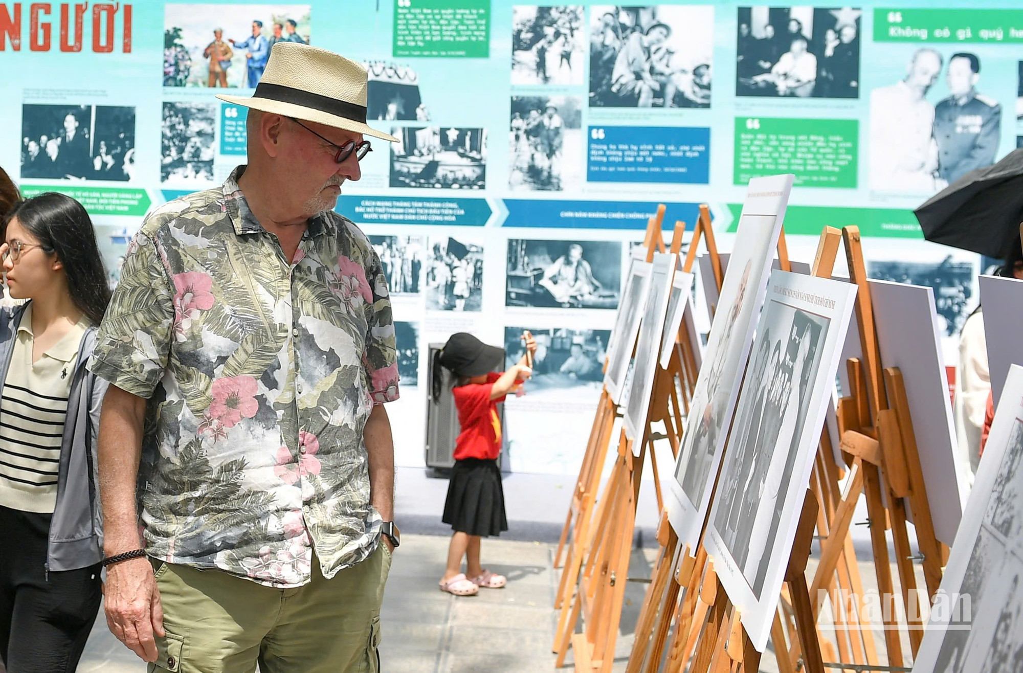 Иностранные туристы осматривают экспозицию. Фото: Тхэ Дай Иностранные туристы осматривают экспозицию. Фото: Тхэ Дай