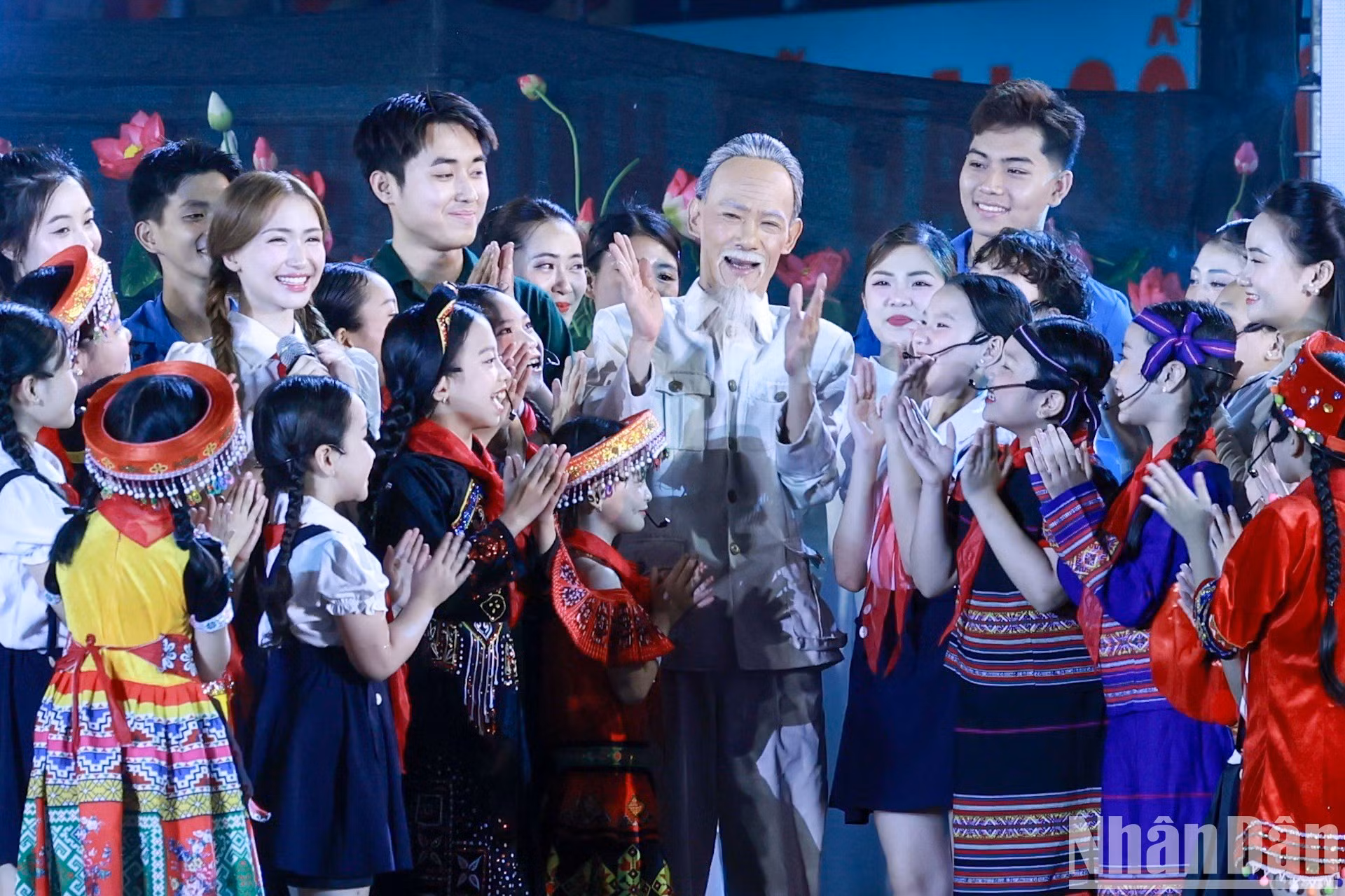 Программа ярко воссоздала образ Президента Хо Ши Мина — гениального вождя, великого учителя вьетнамской революции, героя национального освобождения и выдающегося деятеля мировой культуры.