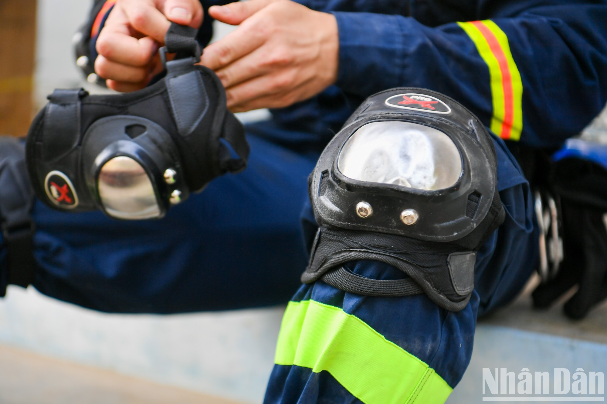 Защитное снаряжение проверяется очень тщательно, чтобы обеспечить безопасность сотрудников при исполнении ими своих обязанностей. Защитное снаряжение проверяется очень тщательно, чтобы обеспечить безопасность сотрудников при исполнении ими своих обязанностей.