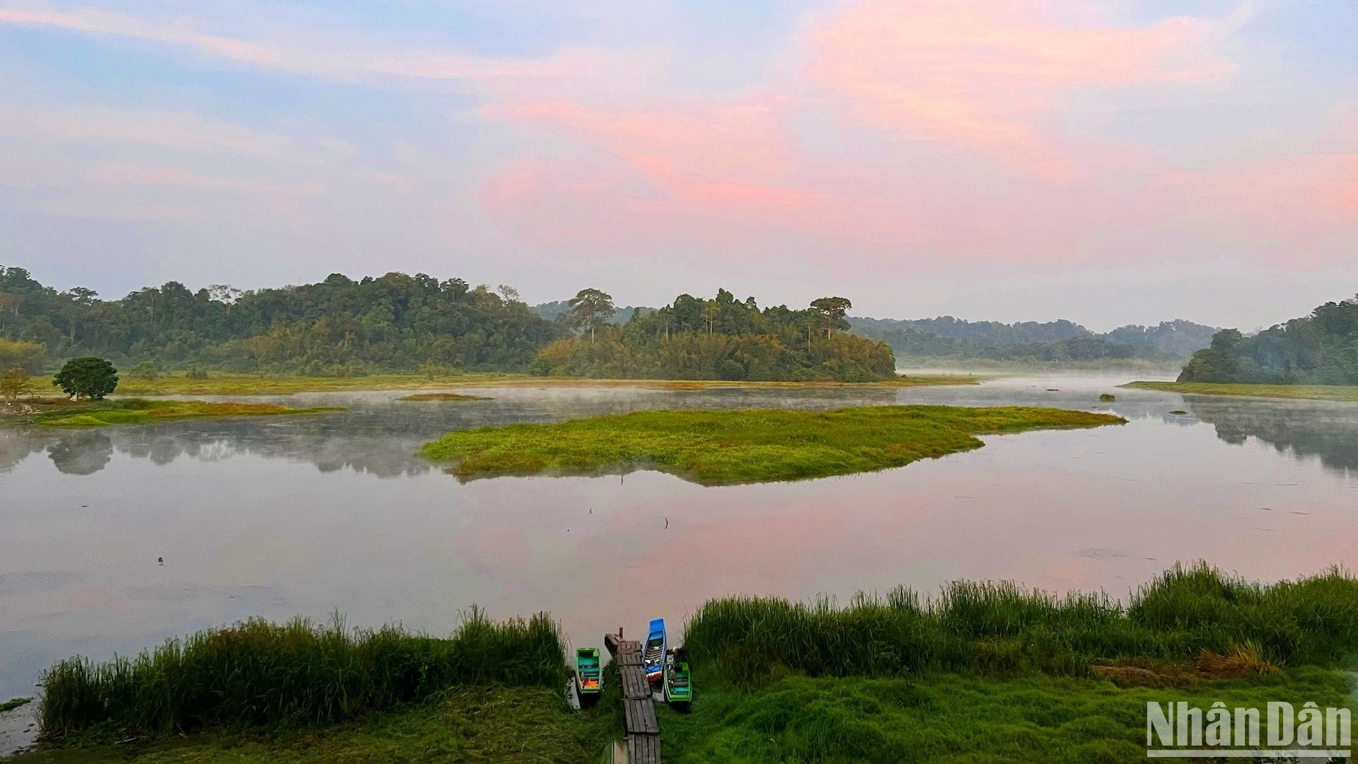Около 5 часов утра наступает рассвет, который окрашивает небо и воду в розовый цвет.