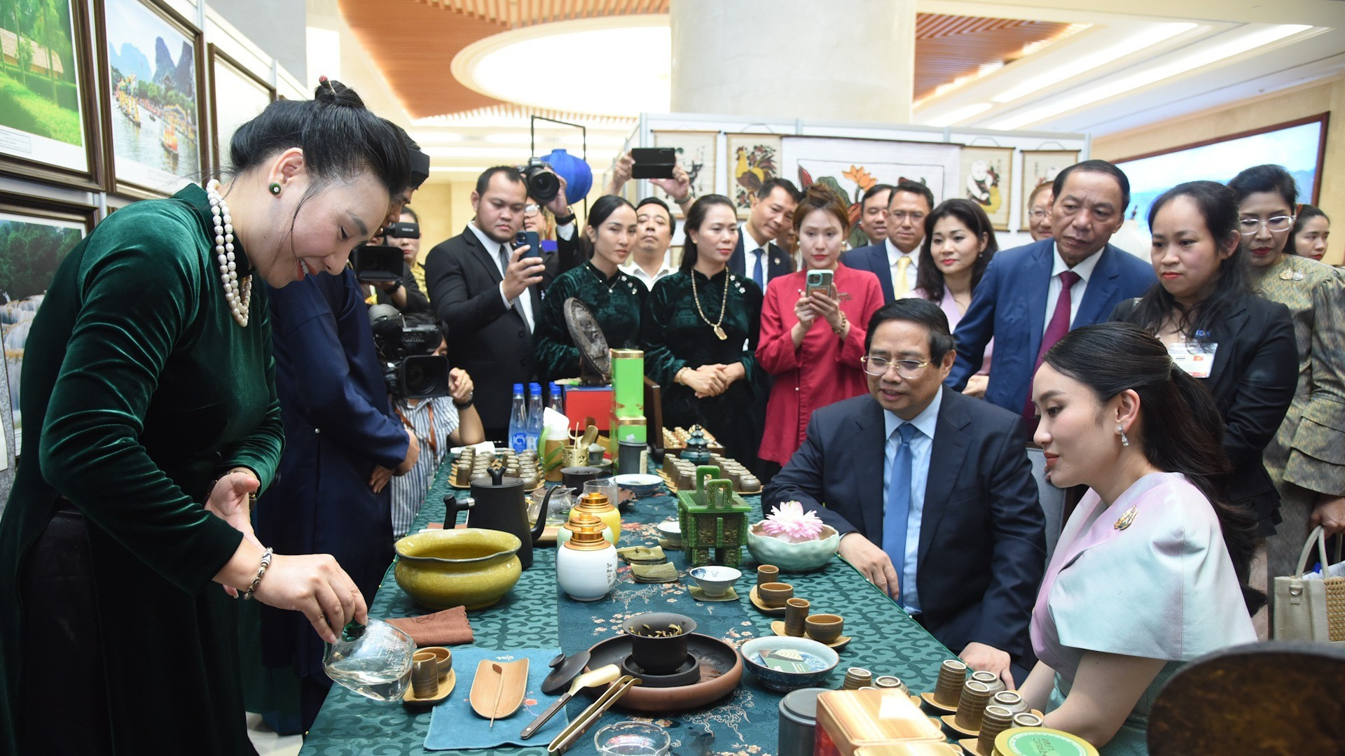 Премьер-министр Фам Минь Тьинь и Премьер-министр Пхетхонгтхан Чинават наслаждаются вьетнамским чаем.