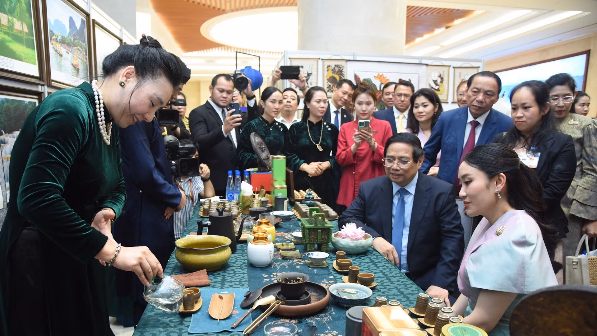 Премьер-министр Фам Минь Тьинь и Премьер-министр Пхетхонгтхан Чинават наслаждаются вьетнамским чаем.