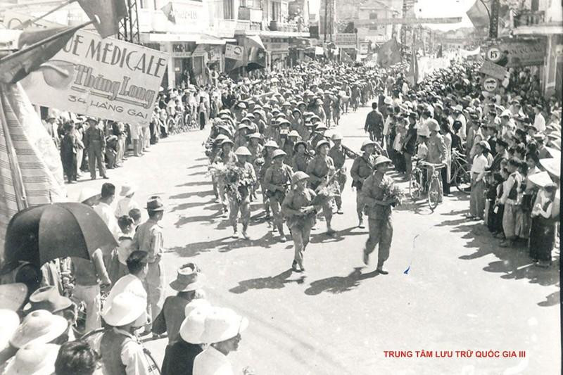 Жители Ханоя приветствуют вьетнамскую армию.