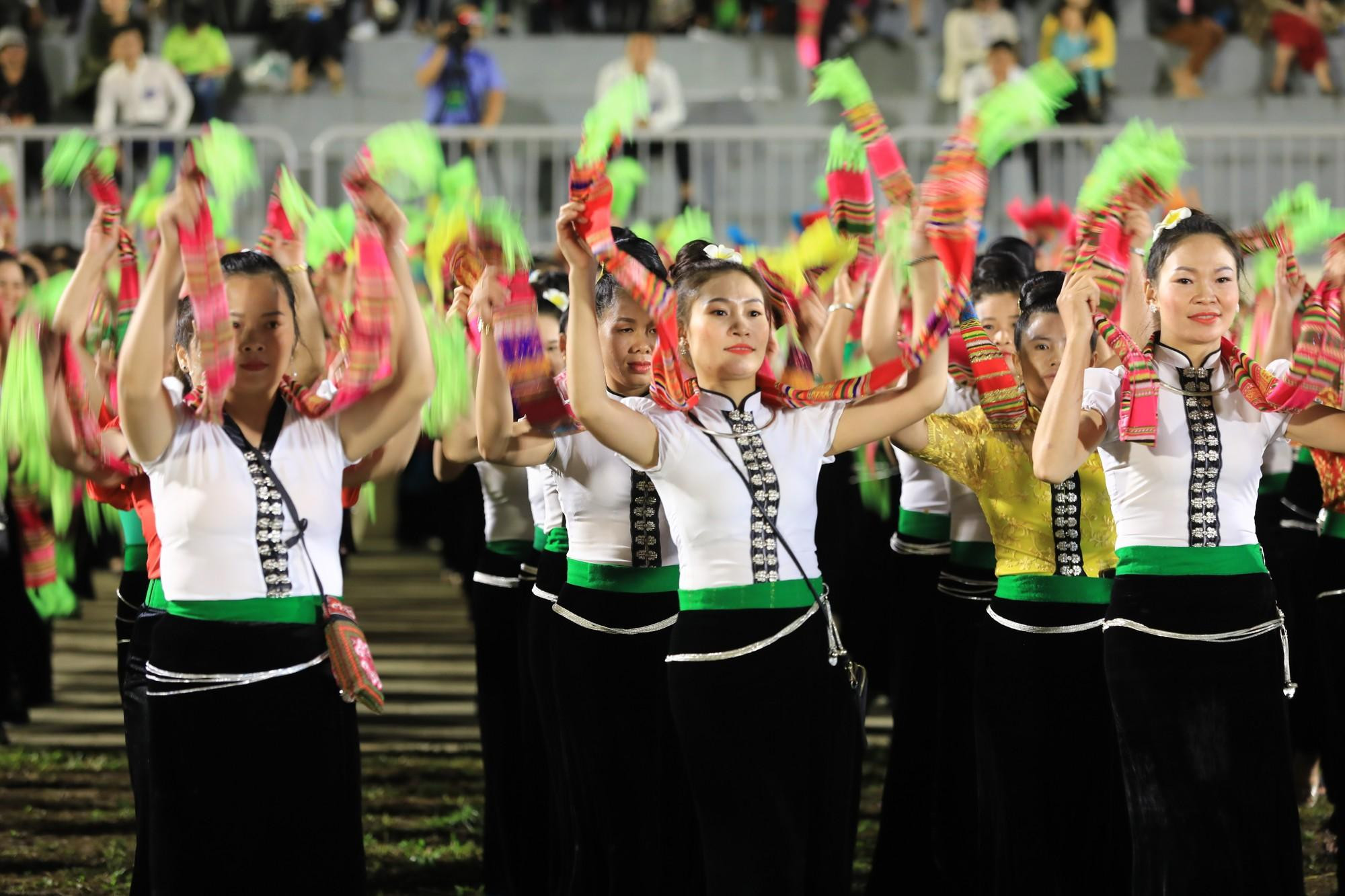 Танец «Сое» в исполнении представительниц народности Тхай. Фото: Тхань Дат Танец «Сое» в исполнении представительниц народности Тхай. Фото: Тхань Дат