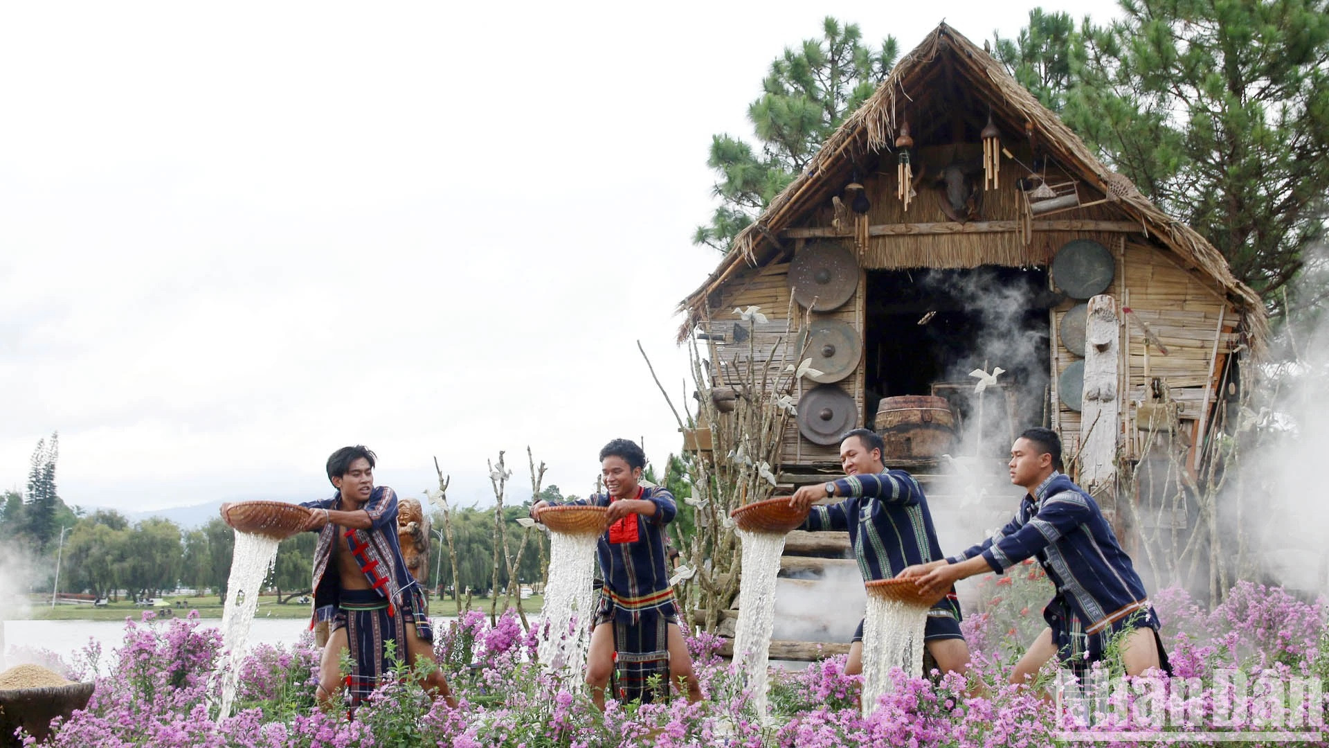 Художники выступают в выставочном пространстве «Рай Тэйнгуен» на фоне традиционных домов представителей этнических меньшинств Центрального нагорья. Художники выступают в выставочном пространстве «Рай Тэйнгуен» на фоне традиционных домов представителей этнических меньшинств Центрального нагорья.