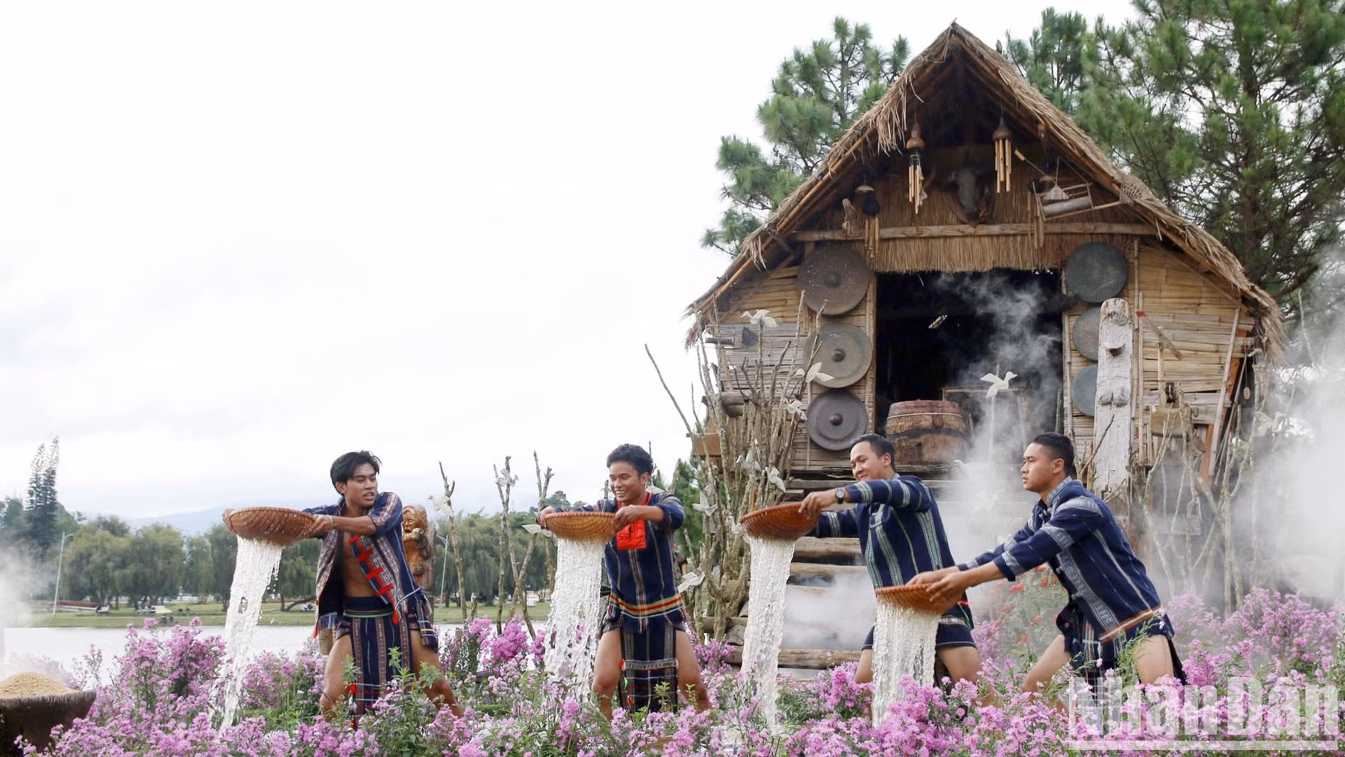 Художники выступают в выставочном пространстве «Рай Тэйнгуен» на фоне традиционных домов представителей этнических меньшинств Центрального нагорья. Художники выступают в выставочном пространстве «Рай Тэйнгуен» на фоне традиционных домов представителей этнических меньшинств Центрального нагорья.